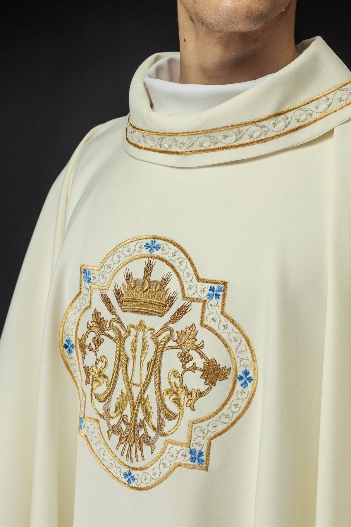 Ornat Maryjny Ecru Haftowany Złotem - Elegancki Strój Liturgiczny - SZATYLITURGICZNE.PL