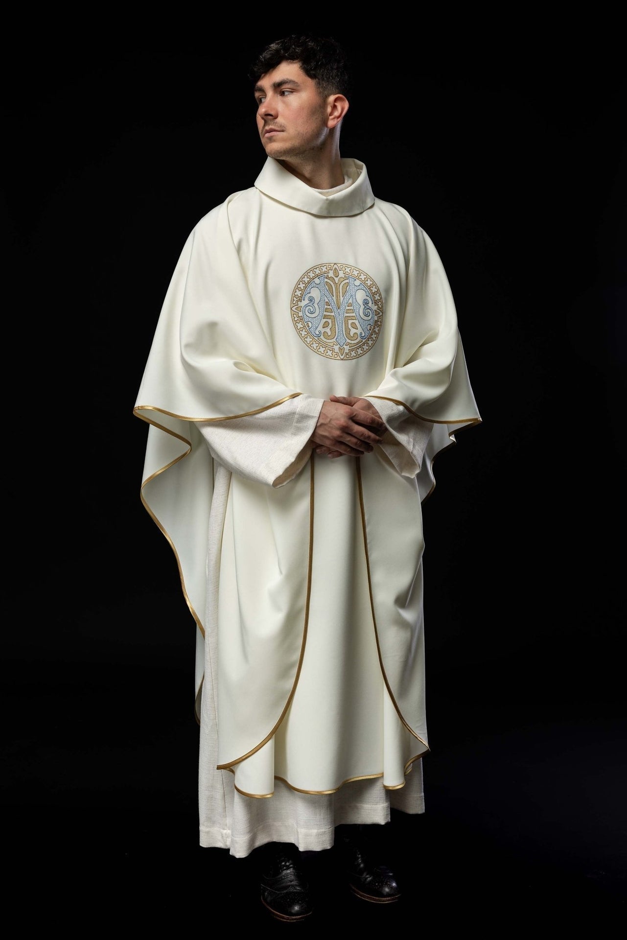 Ornat Maryjny Ecru Haftowany Złotem - Elegancki Strój Liturgiczny - SZATYLITURGICZNE.PL