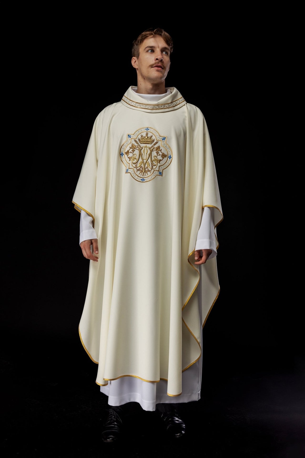 Ornat Maryjny Ecru Haftowany Złotem - Elegancki Strój Liturgiczny - SZATYLITURGICZNE.PL