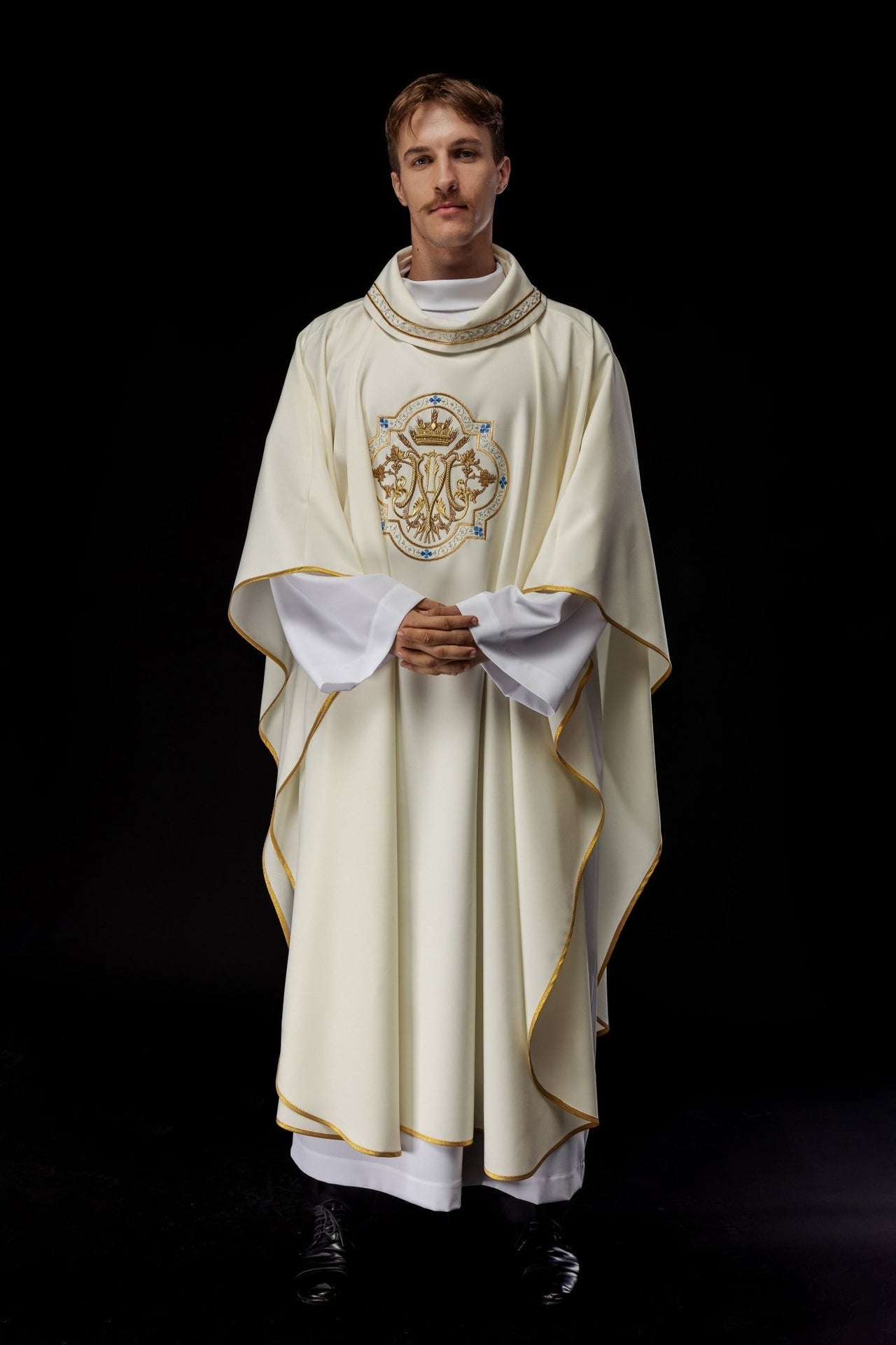 Ornat Maryjny Ecru Haftowany Złotem - Elegancki Strój Liturgiczny - SZATYLITURGICZNE.PL