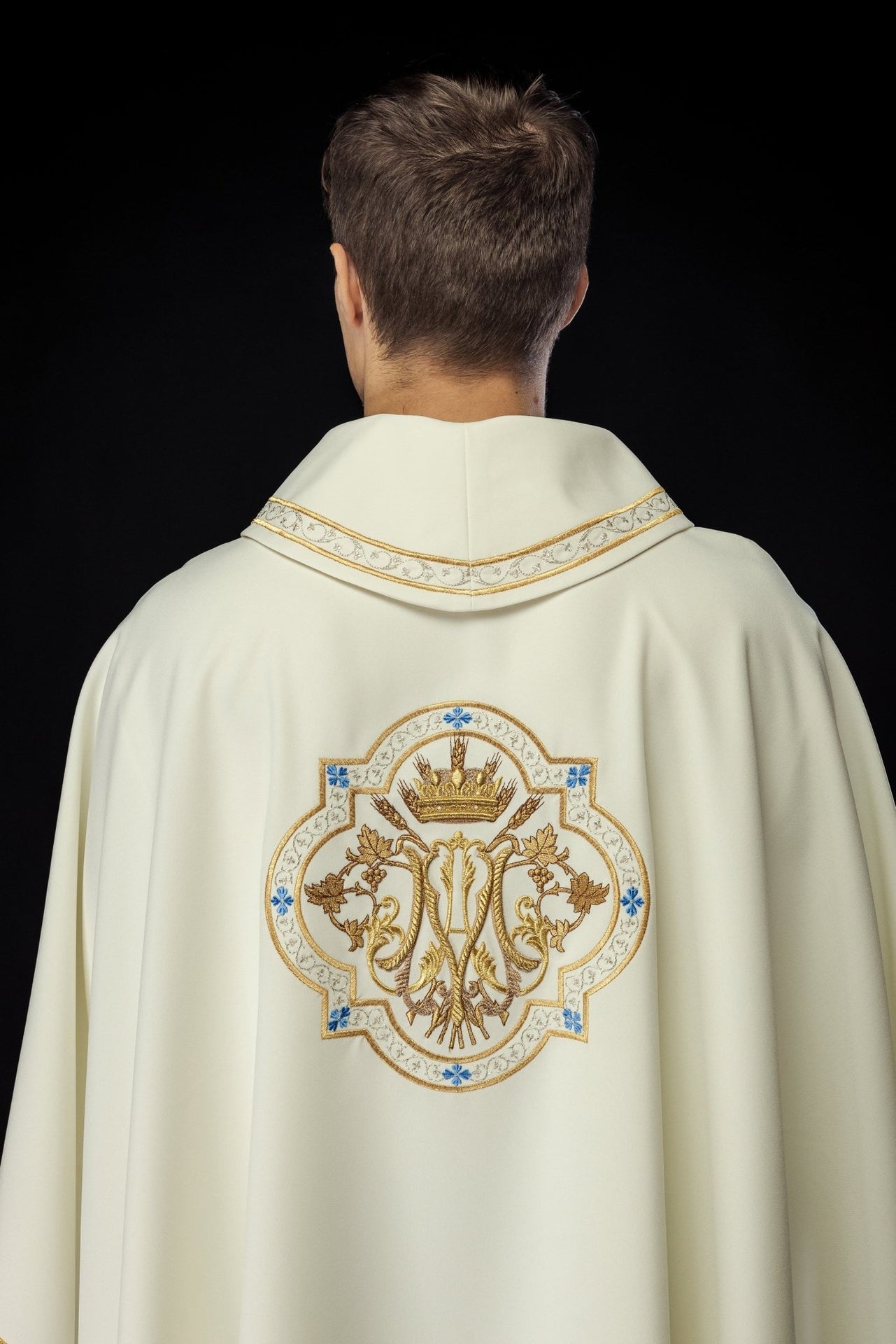 Ornat Maryjny Ecru Haftowany Złotem - Elegancki Strój Liturgiczny - SZATYLITURGICZNE.PL
