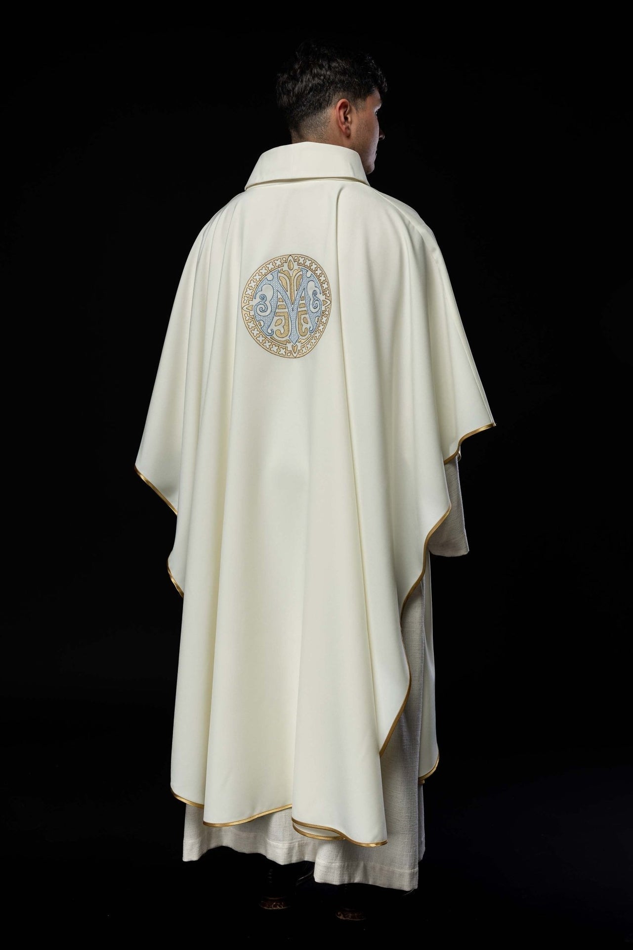 Ornat Maryjny Ecru Haftowany Złotem - Elegancki Strój Liturgiczny - SZATYLITURGICZNE.PL