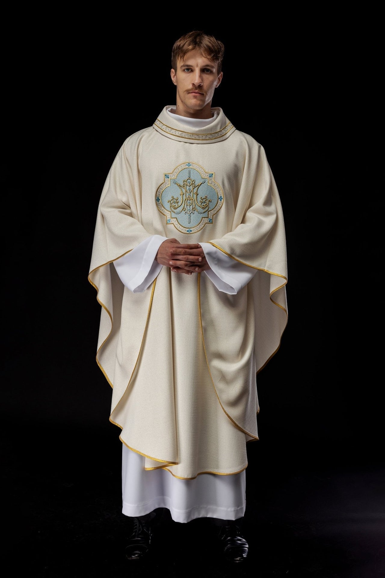 Ornat Maryjny Ecru Haftowany Złotem - Szaty Liturgiczne - SZATYLITURGICZNE.PL