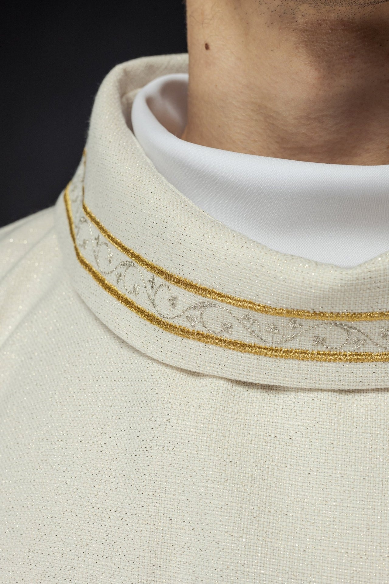 Ornat Maryjny Ecru Haftowany Złotem - Szaty Liturgiczne - SZATYLITURGICZNE.PL