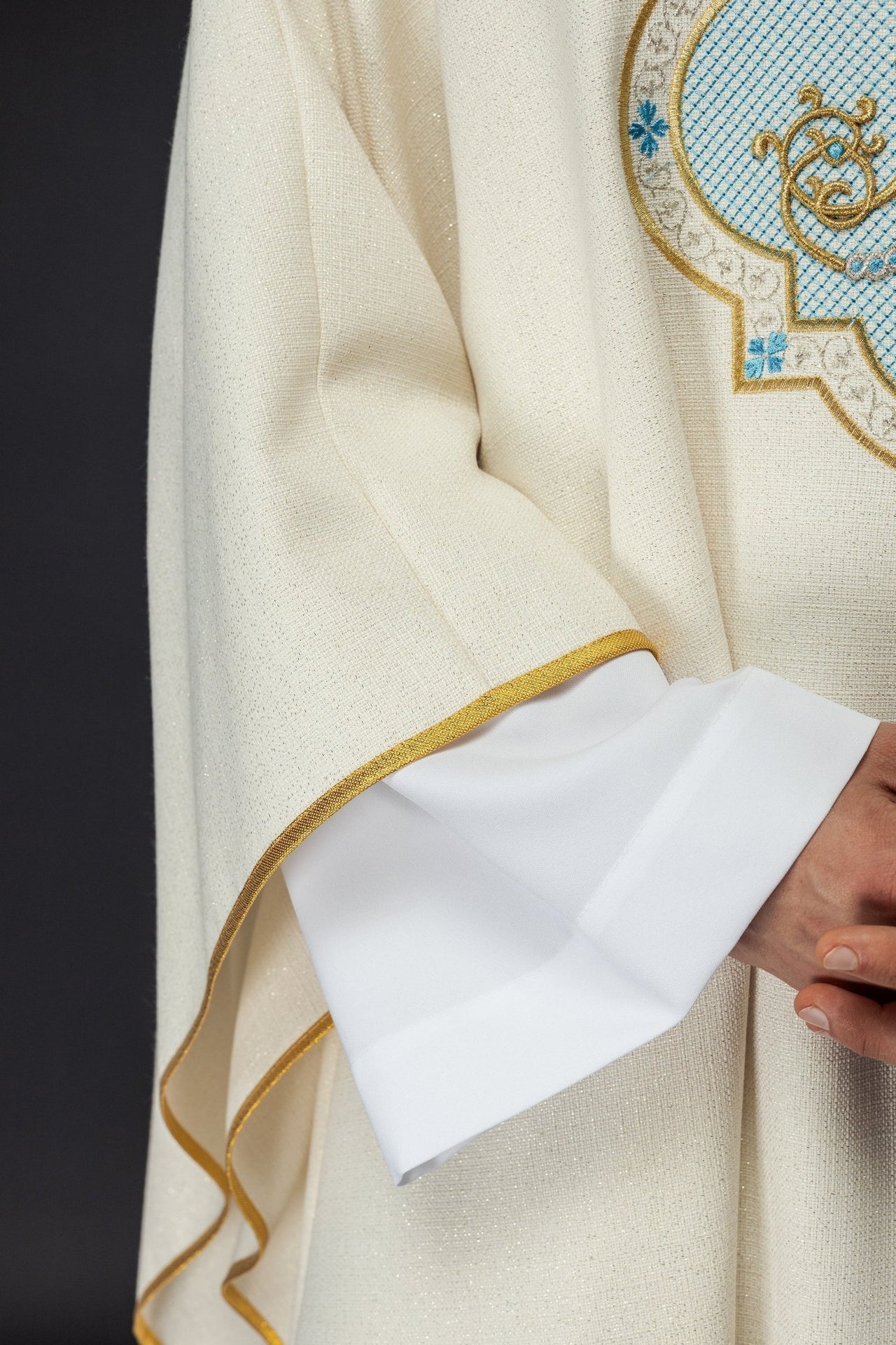 Ornat Maryjny Ecru Haftowany Złotem - Szaty Liturgiczne - SZATYLITURGICZNE.PL