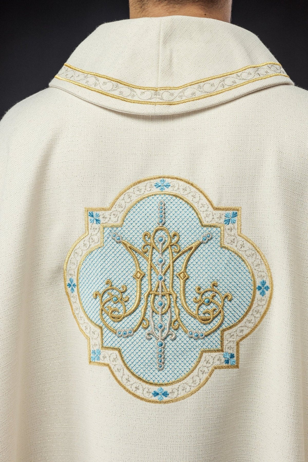 Ornat Maryjny Ecru Haftowany Złotem - Szaty Liturgiczne - SZATYLITURGICZNE.PL