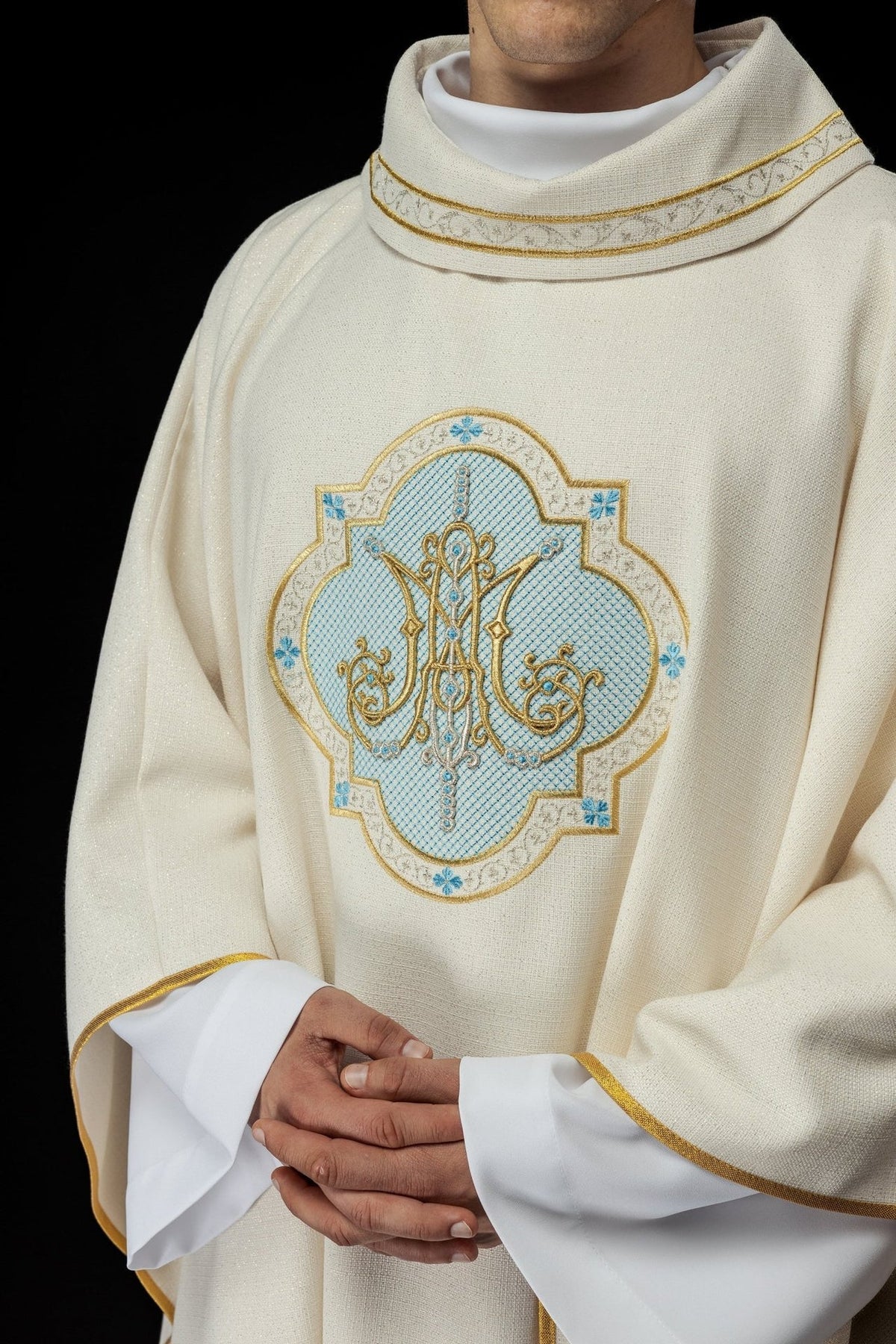 Ornat Maryjny Ecru Haftowany Złotem - Szaty Liturgiczne - SZATYLITURGICZNE.PL