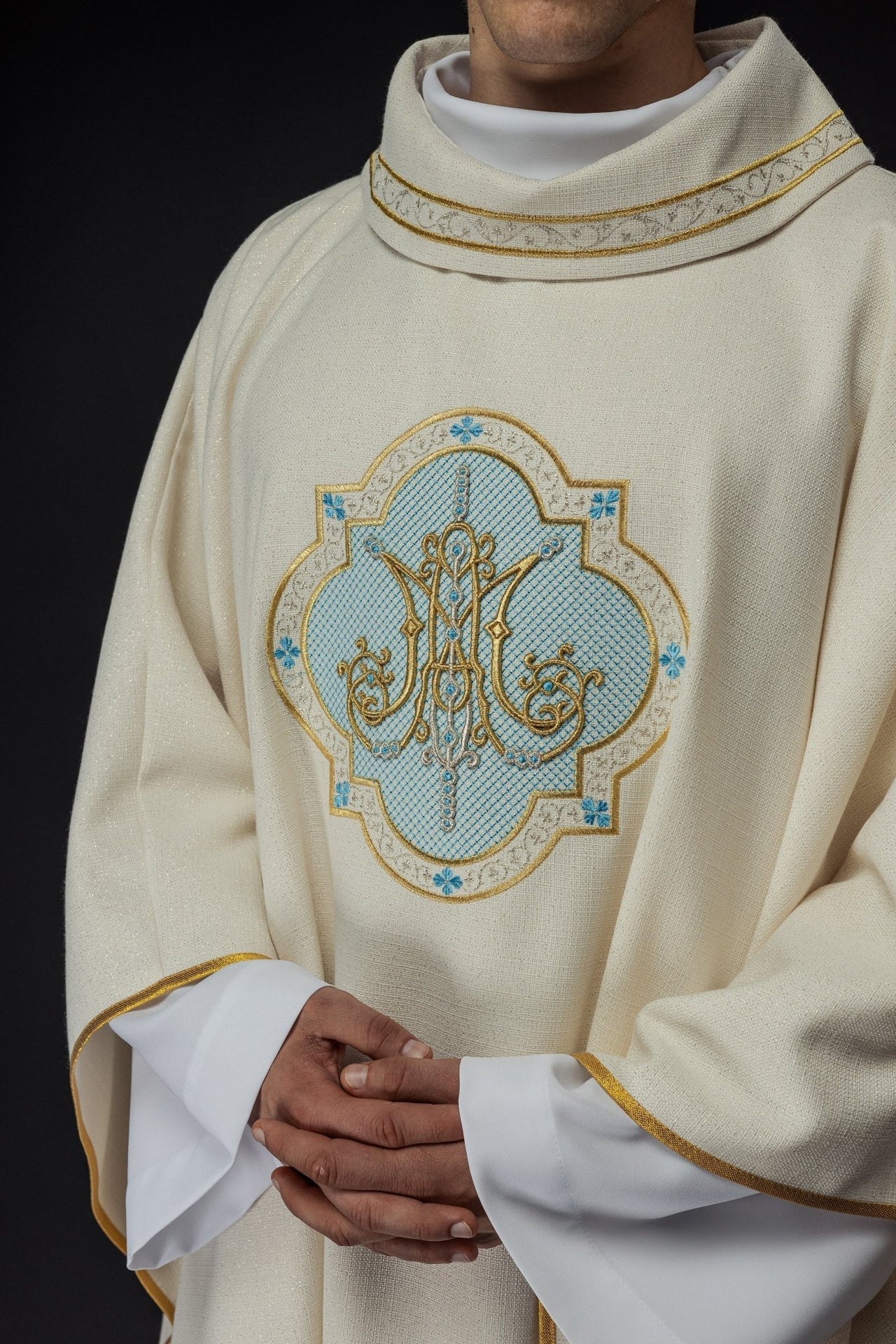 Ornat Maryjny Ecru Haftowany Złotem - Szaty Liturgiczne - SZATYLITURGICZNE.PL