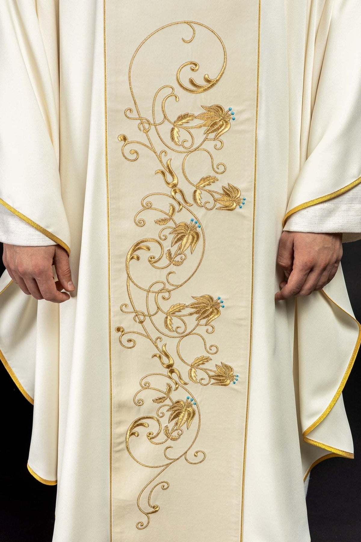 Ornat Maryjny Ecru z Aksamitnym Pasem i Złotym Haftem - SZATYLITURGICZNE.PL