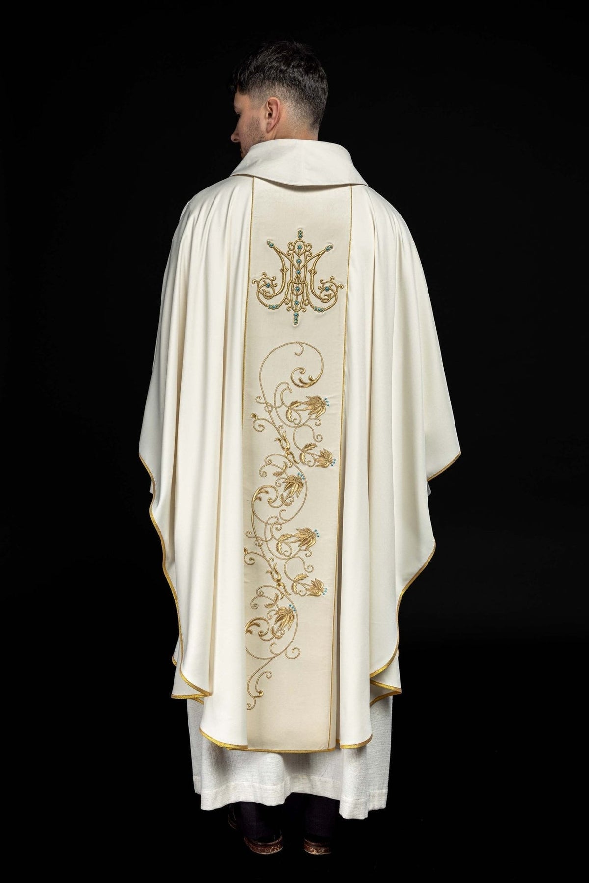 Ornat Maryjny Ecru z Aksamitnym Pasem i Złotym Haftem - SZATYLITURGICZNE.PL