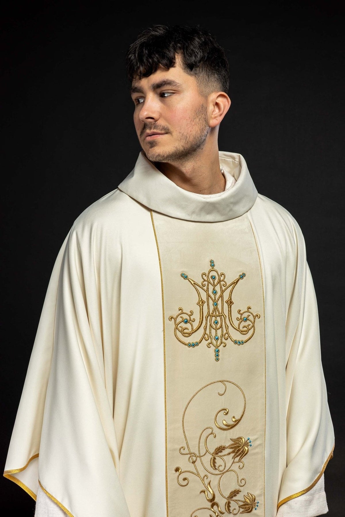 Ornat Maryjny Ecru z Aksamitnym Pasem i Złotym Haftem - SZATYLITURGICZNE.PL