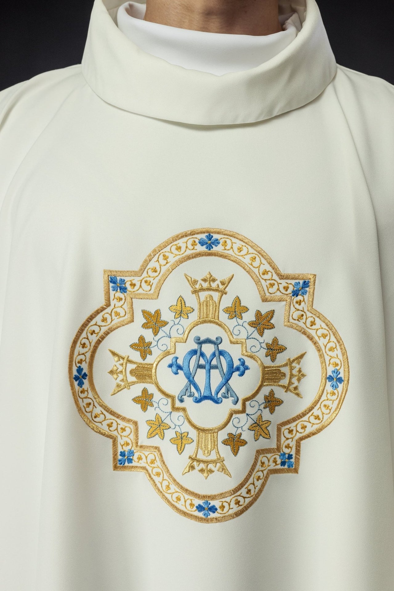 Ornat Maryjny Ecru z Haftem i Złotą Lamówką - Szaty Liturgiczne - SZATYLITURGICZNE.PL