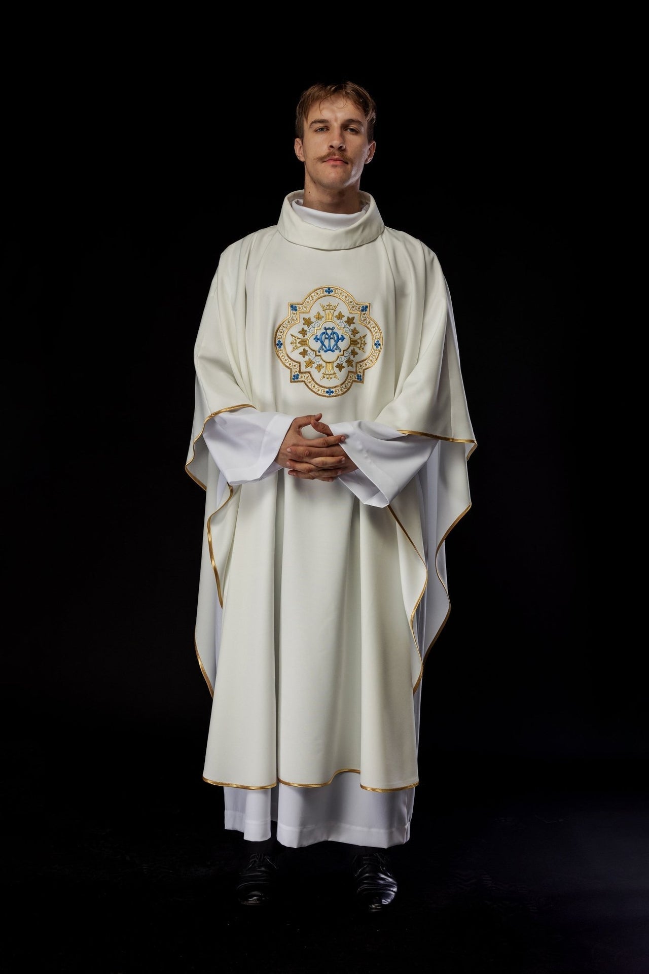 Ornat Maryjny Ecru z Haftem i Złotą Lamówką - Szaty Liturgiczne - SZATYLITURGICZNE.PL