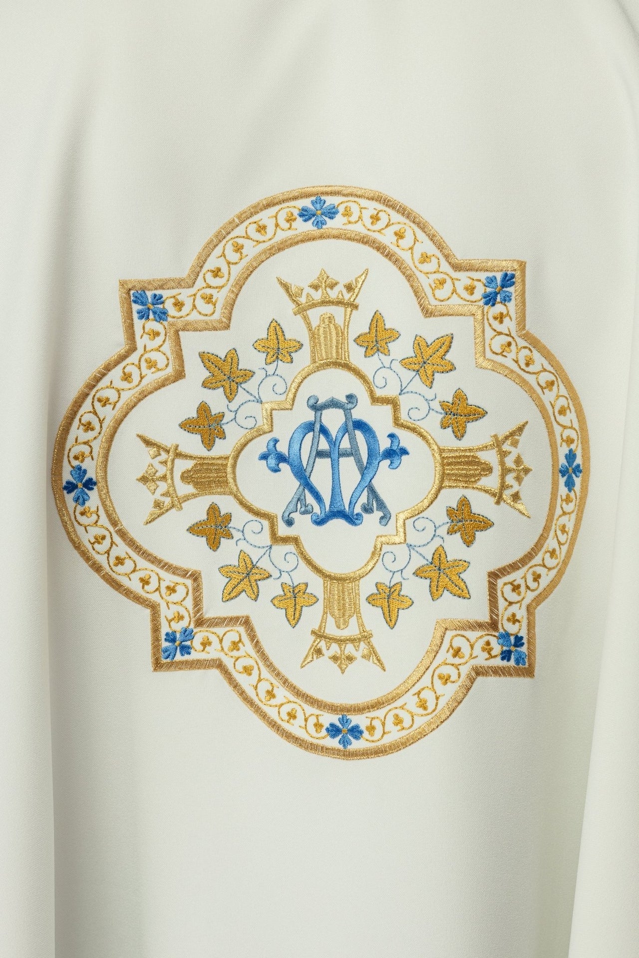 Ornat Maryjny Ecru z Haftem i Złotą Lamówką - Szaty Liturgiczne - SZATYLITURGICZNE.PL