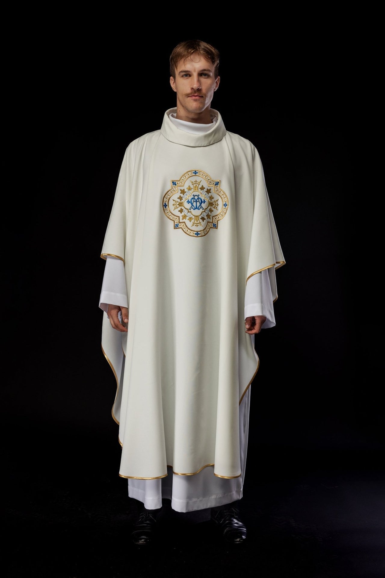 Ornat Maryjny Ecru z Haftem i Złotą Lamówką - Szaty Liturgiczne - SZATYLITURGICZNE.PL
