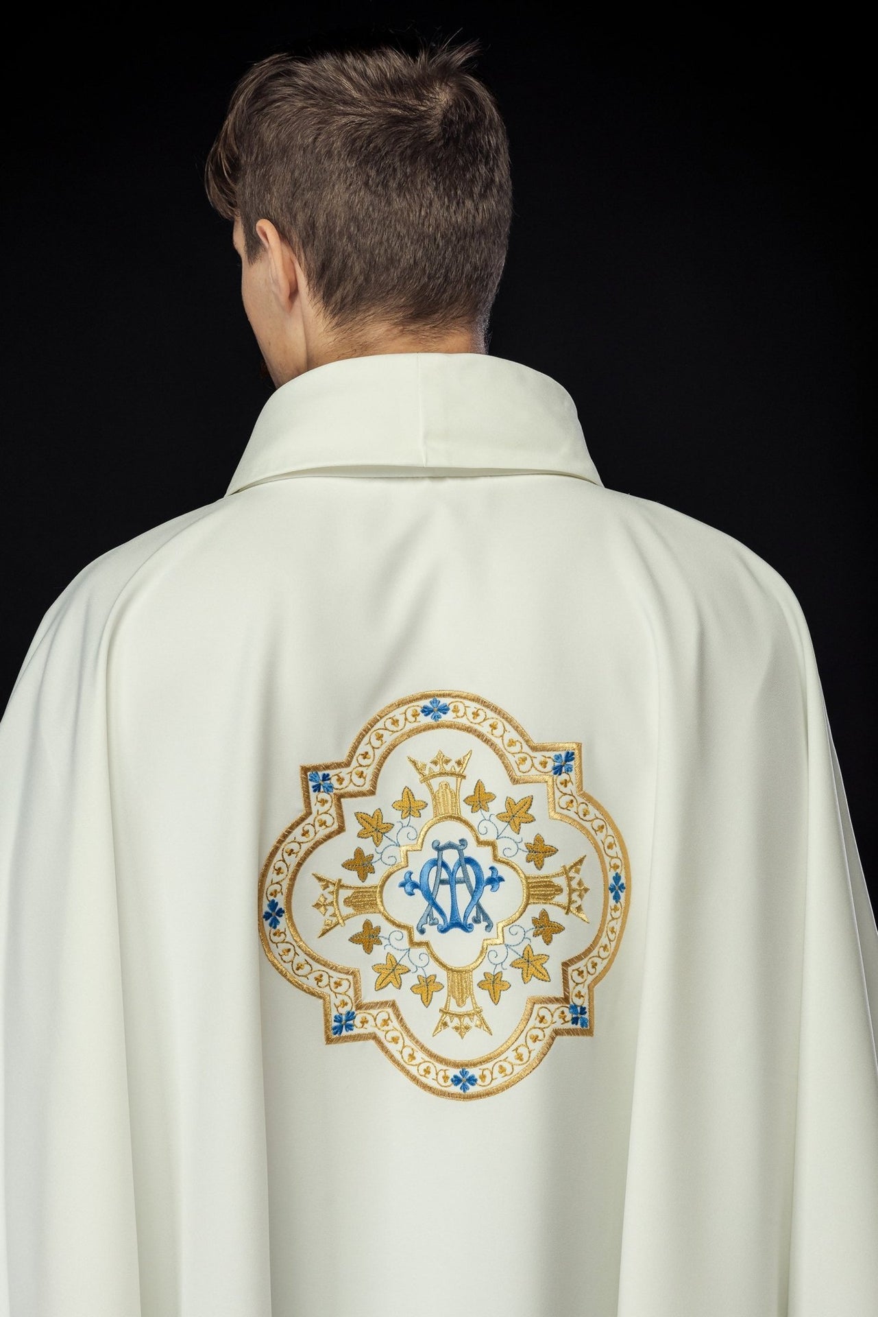 Ornat Maryjny Ecru z Haftem i Złotą Lamówką - Szaty Liturgiczne - SZATYLITURGICZNE.PL