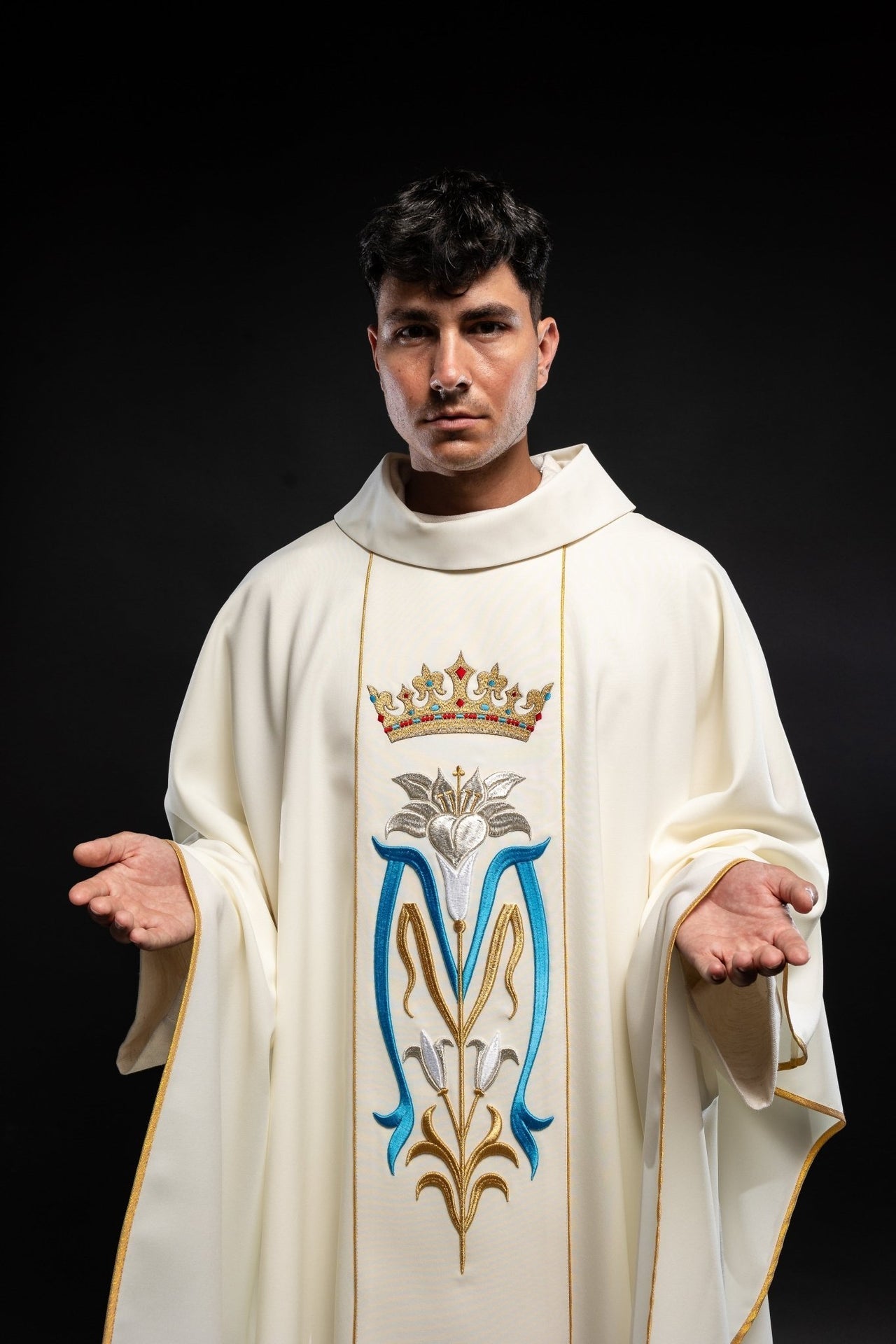 Ornat Maryjny Ecru z Haftem Korony i Złotą Lamówką - SZATYLITURGICZNE.PL