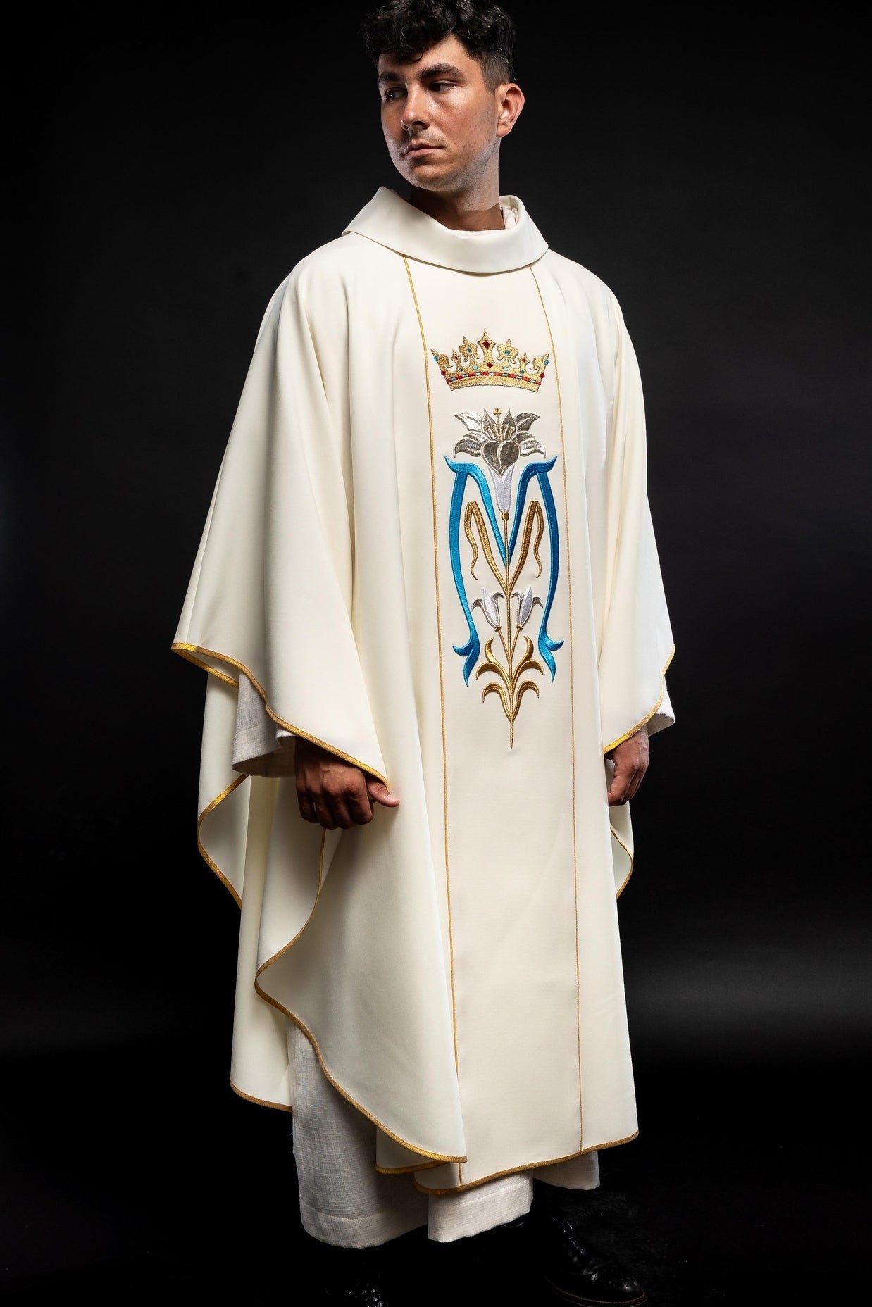 Ornat Maryjny Ecru z Haftem Korony i Złotą Lamówką - SZATYLITURGICZNE.PL
