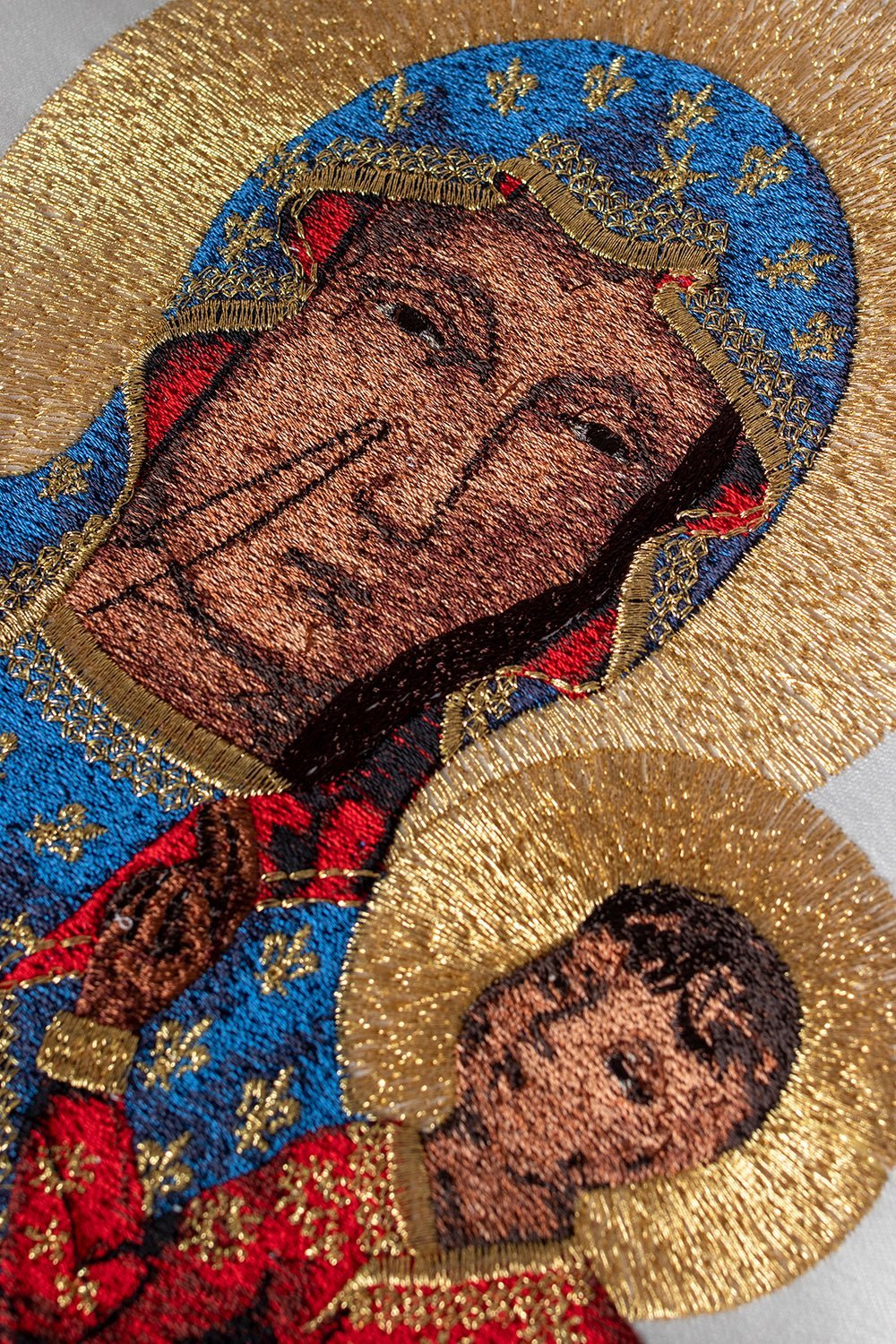 Ornat Maryjny Ecru z Haftem Matki Boskiej Częstochowskiej - SZATYLITURGICZNE.PL