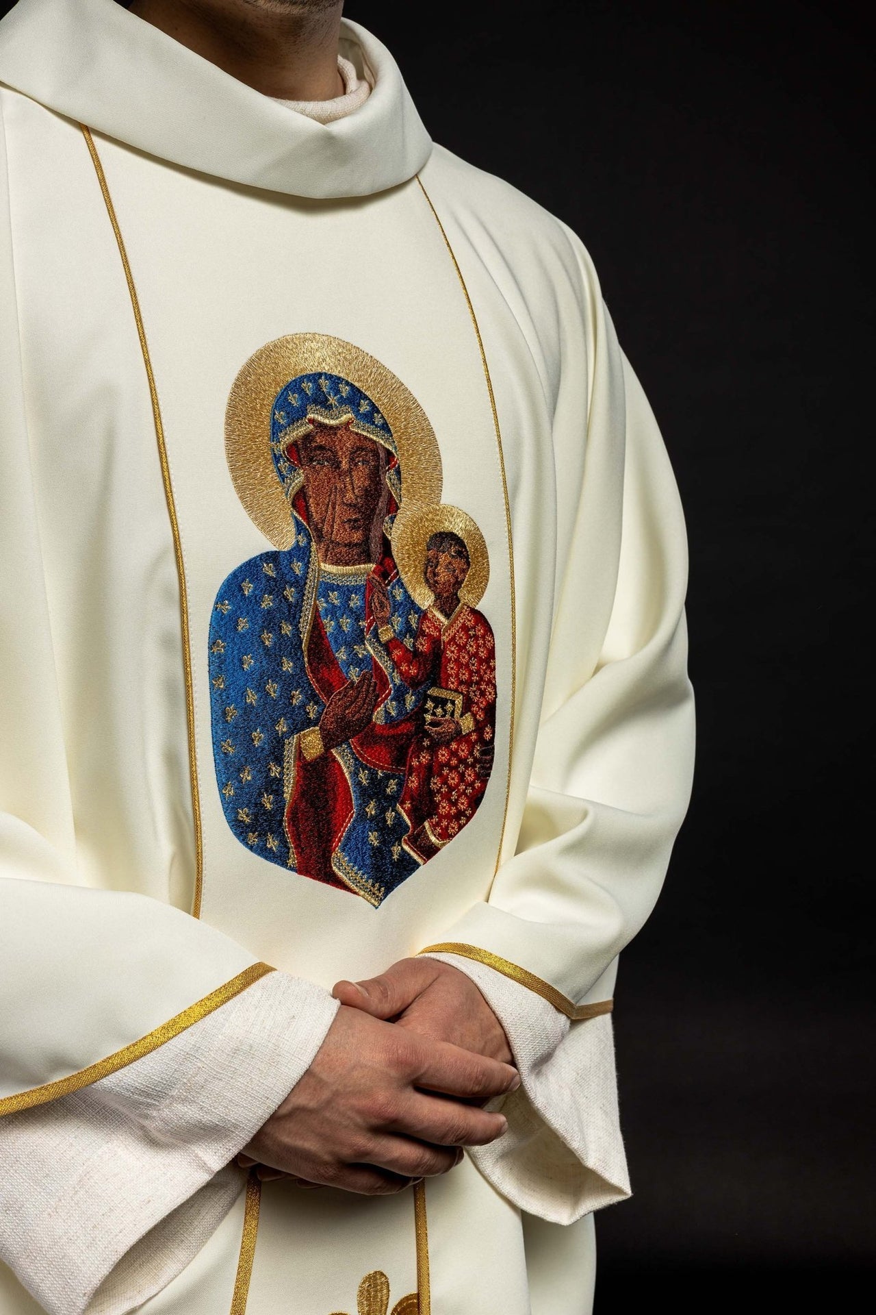 Ornat Maryjny Ecru z Haftem Matki Boskiej Częstochowskiej - SZATYLITURGICZNE.PL