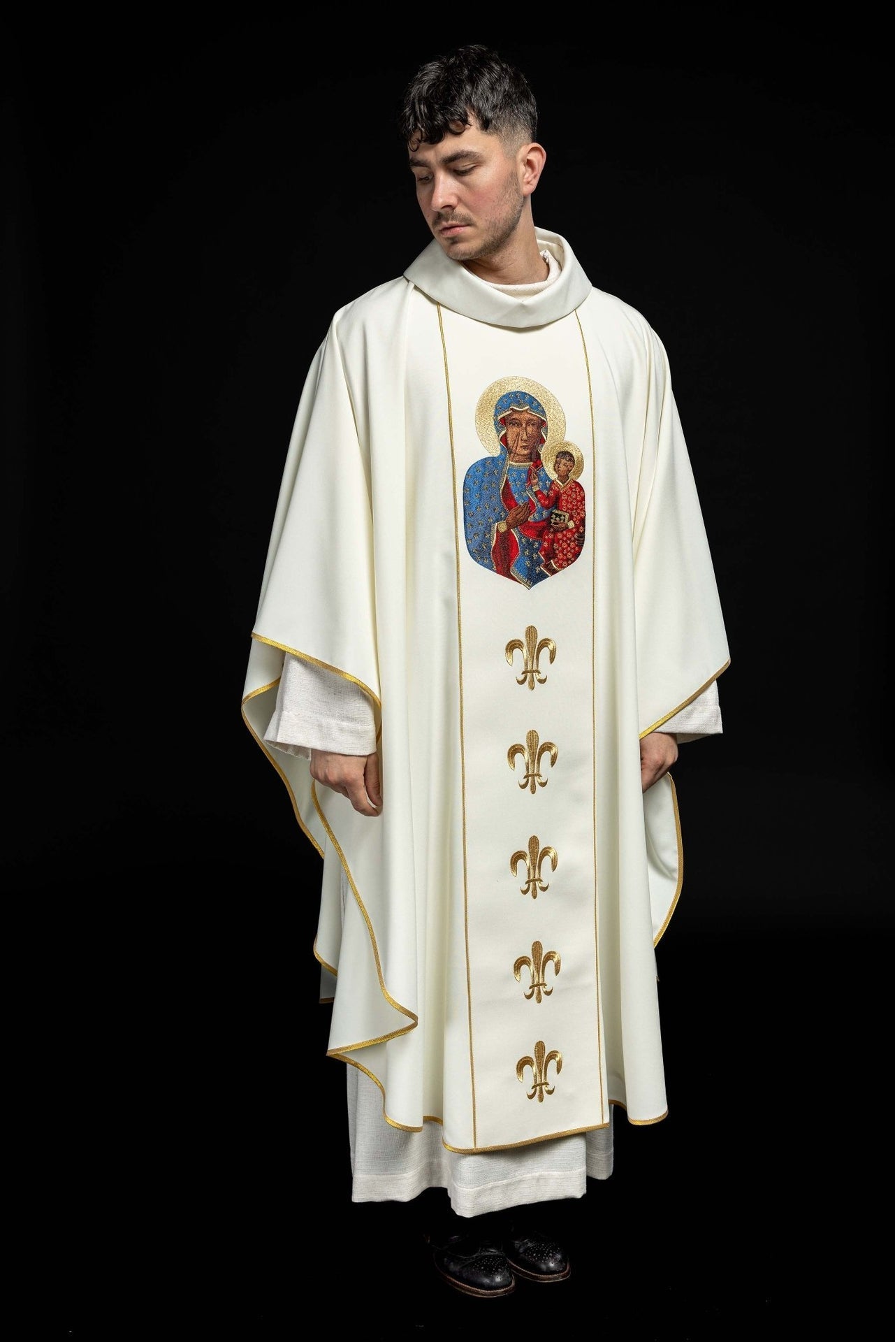 Ornat Maryjny Ecru z Haftem Matki Boskiej Częstochowskiej - SZATYLITURGICZNE.PL