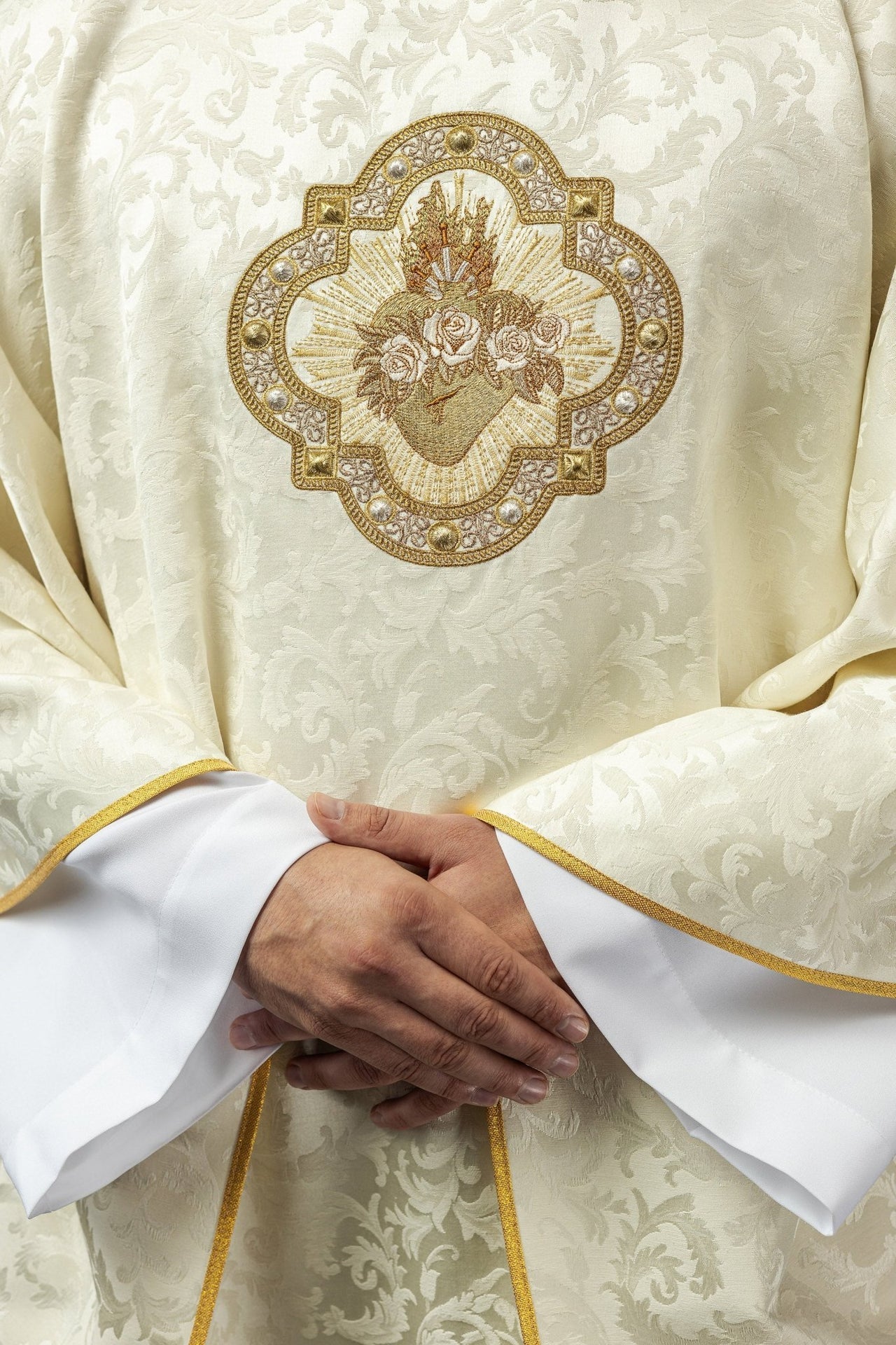 Ornat Maryjny Ecru z Haftem Serca Maryi na Żakardzie - SZATYLITURGICZNE.PL