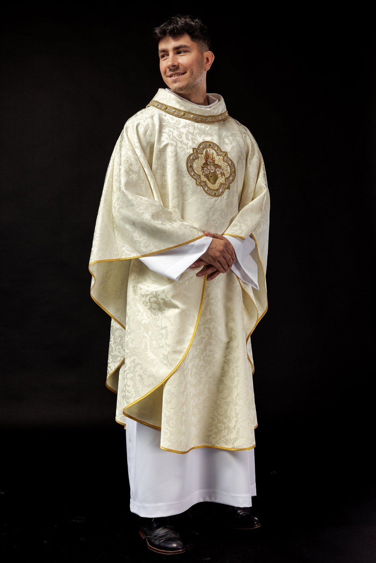 Ornat Maryjny Ecru z Haftem Serca Maryi na Żakardzie - SZATYLITURGICZNE.PL