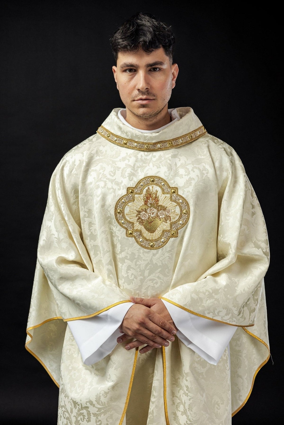 Ornat Maryjny Ecru z Haftem Serca Maryi na Żakardzie - SZATYLITURGICZNE.PL