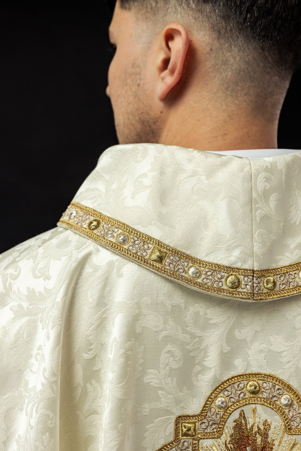 Ornat Maryjny Ecru z Haftem Serca Maryi na Żakardzie - SZATYLITURGICZNE.PL