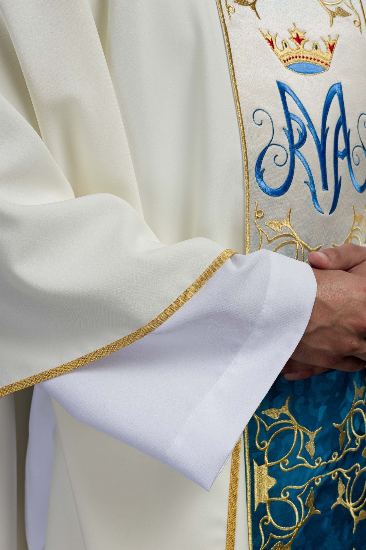 Ornat Maryjny Ecru z Haftowanym Pasem Sublimowanym - Szaty Liturgiczne - SZATYLITURGICZNE.PL