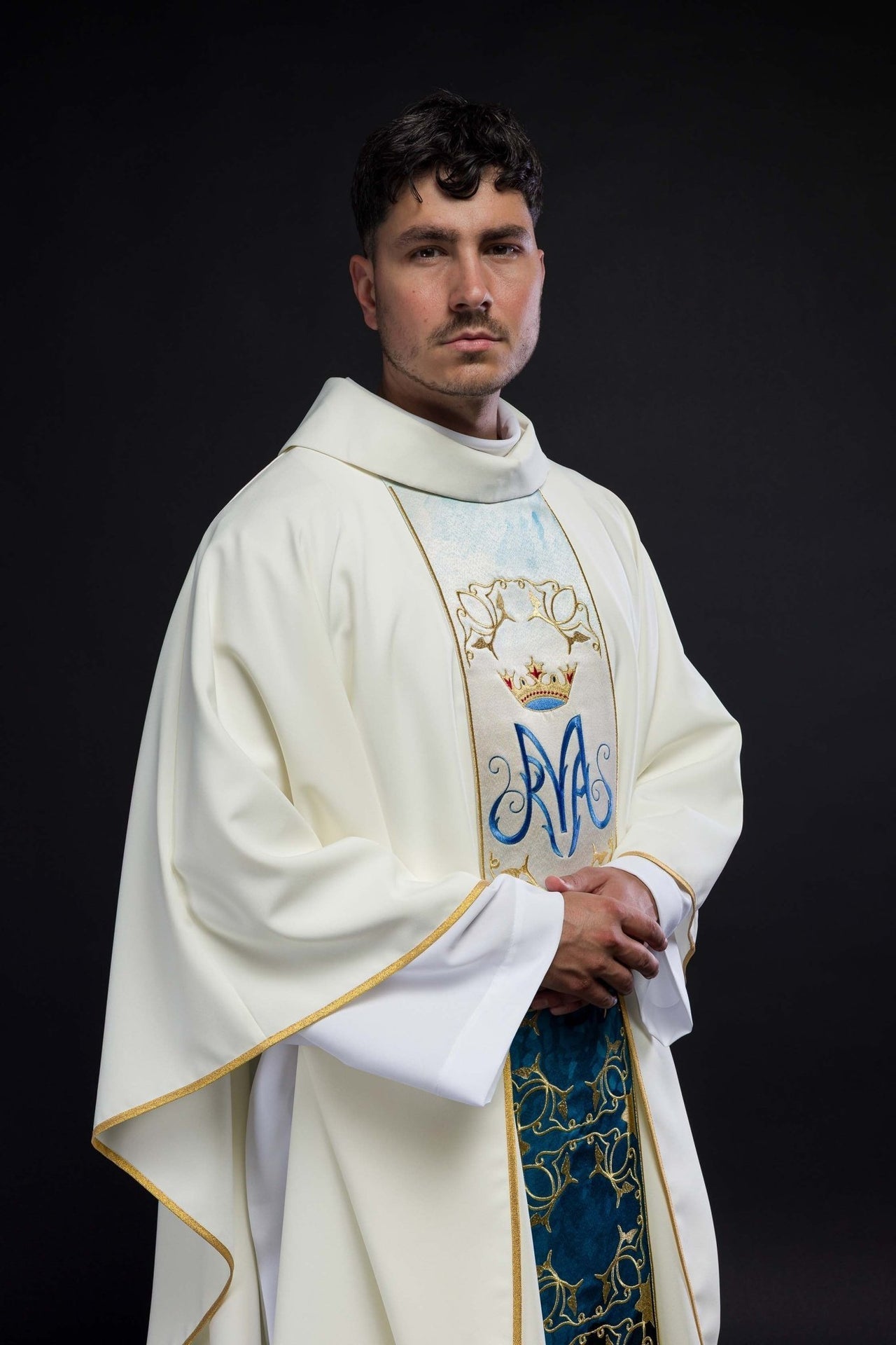 Ornat Maryjny Ecru z Haftowanym Pasem Sublimowanym - Szaty Liturgiczne - SZATYLITURGICZNE.PL