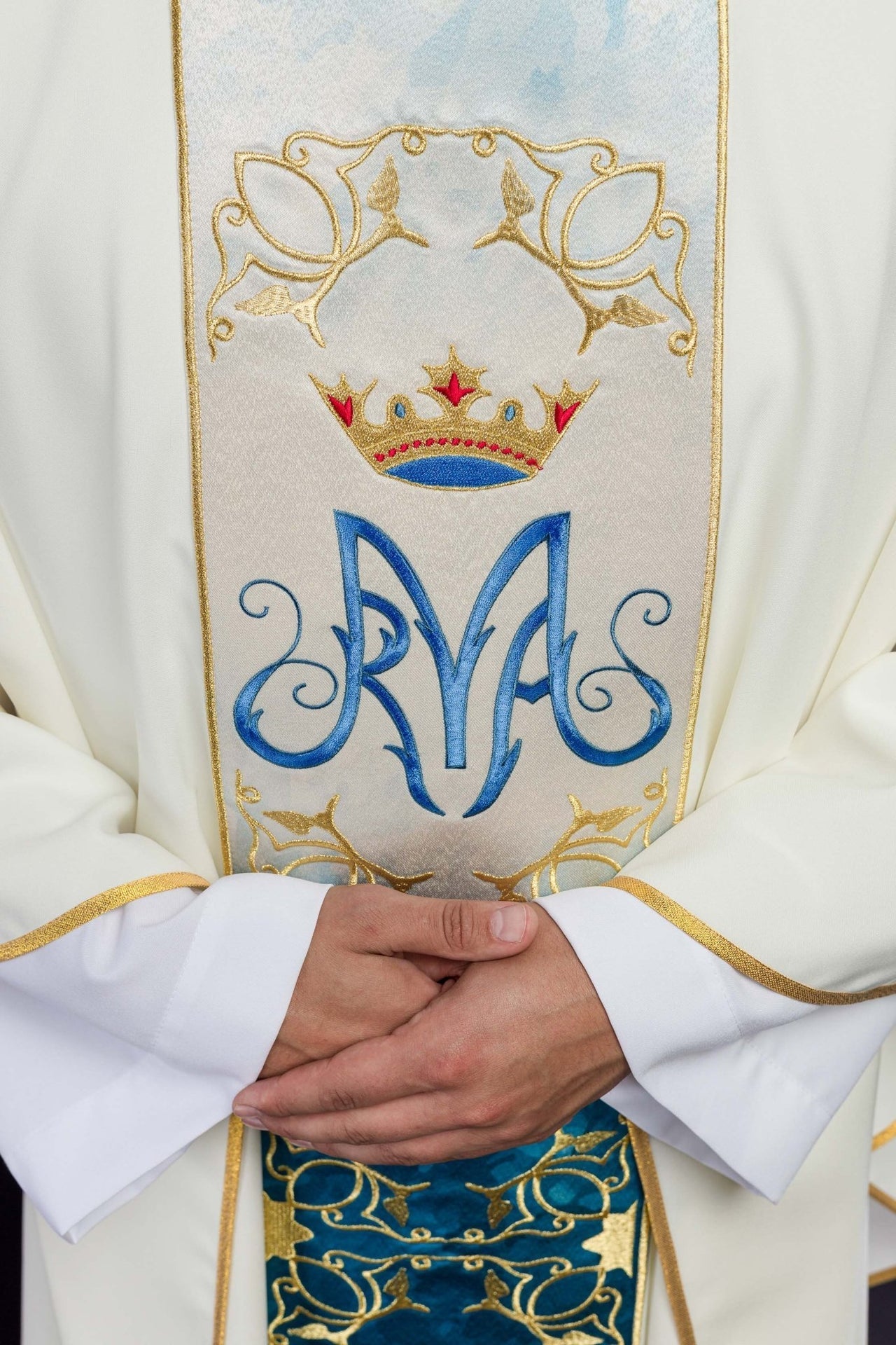 Ornat Maryjny Ecru z Haftowanym Pasem Sublimowanym - Szaty Liturgiczne - SZATYLITURGICZNE.PL