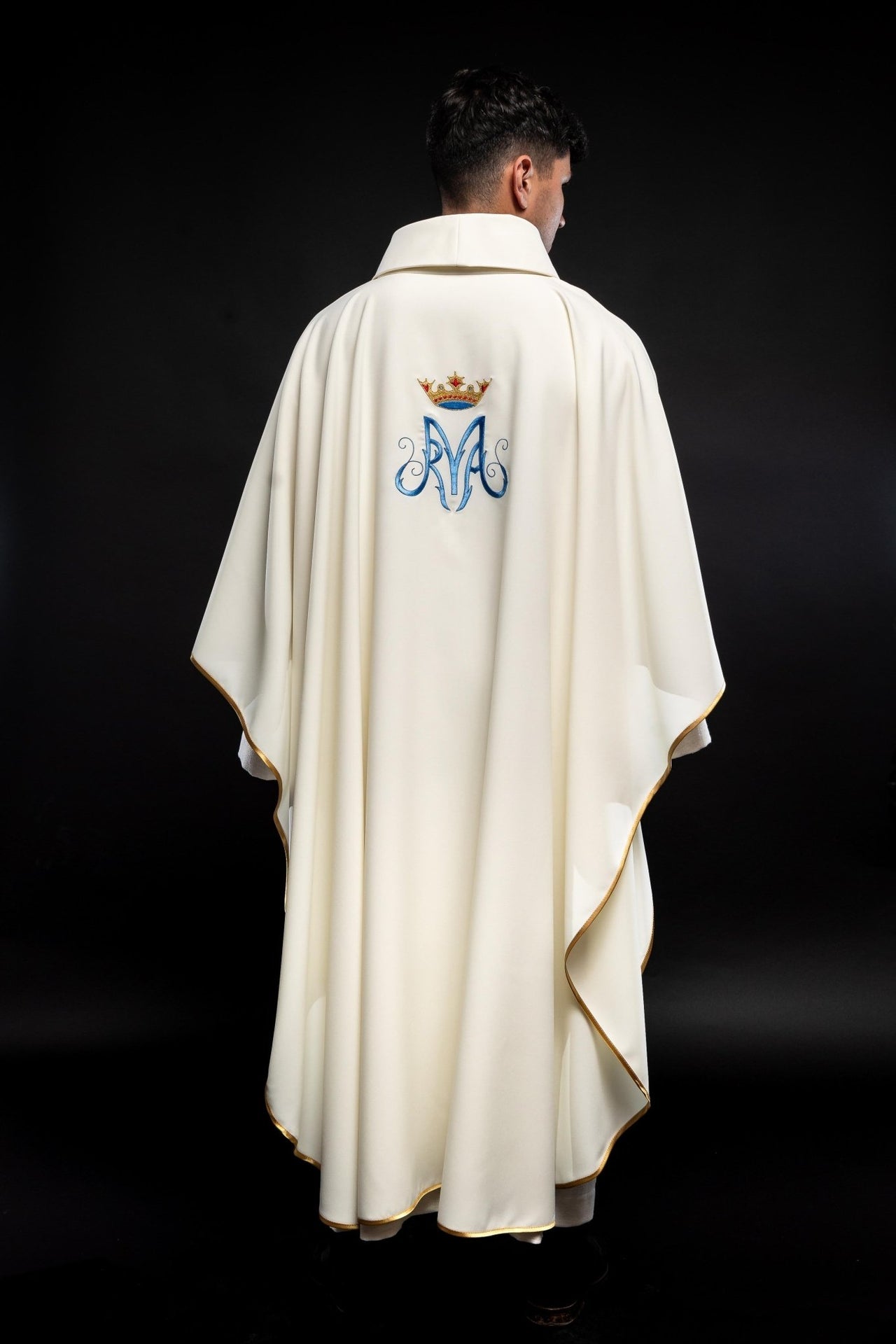 Ornat Maryjny Ecru ze Złotą Lamówką i Haftem - Szaty Liturgiczne - SZATYLITURGICZNE.PL
