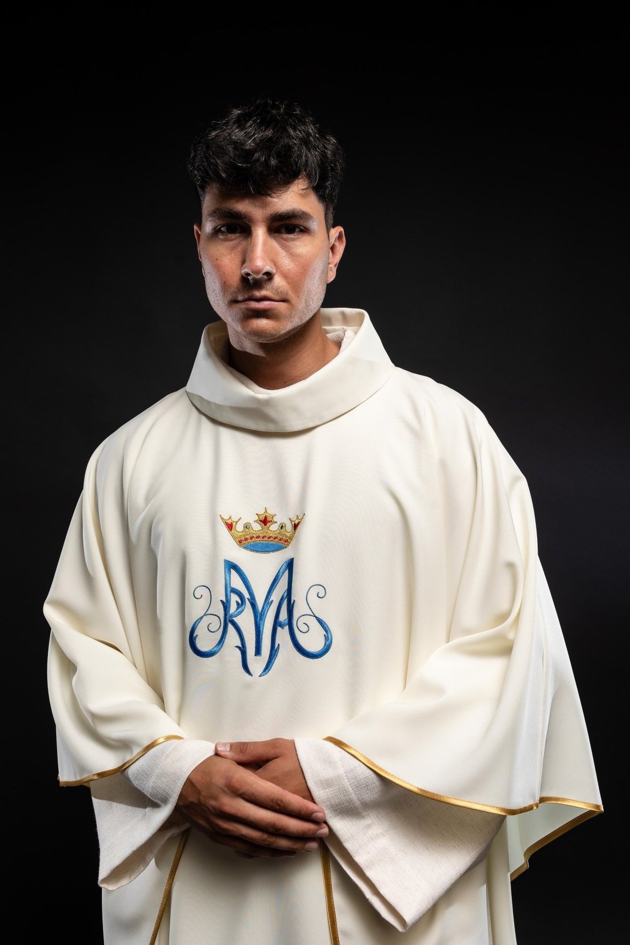 Ornat Maryjny Ecru ze Złotą Lamówką i Haftem - Szaty Liturgiczne - SZATYLITURGICZNE.PL