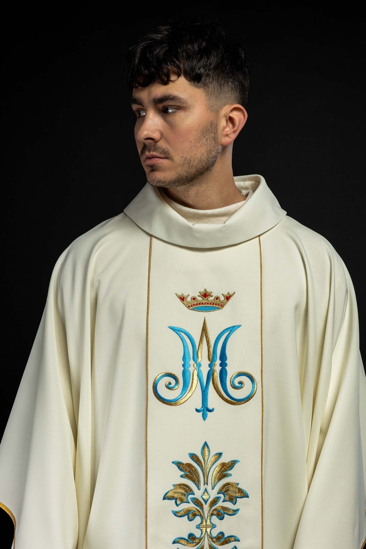 Ornat Maryjny Ecru ze Złotym Haftem i Stułą - Szaty Liturgiczne - SZATYLITURGICZNE.PL