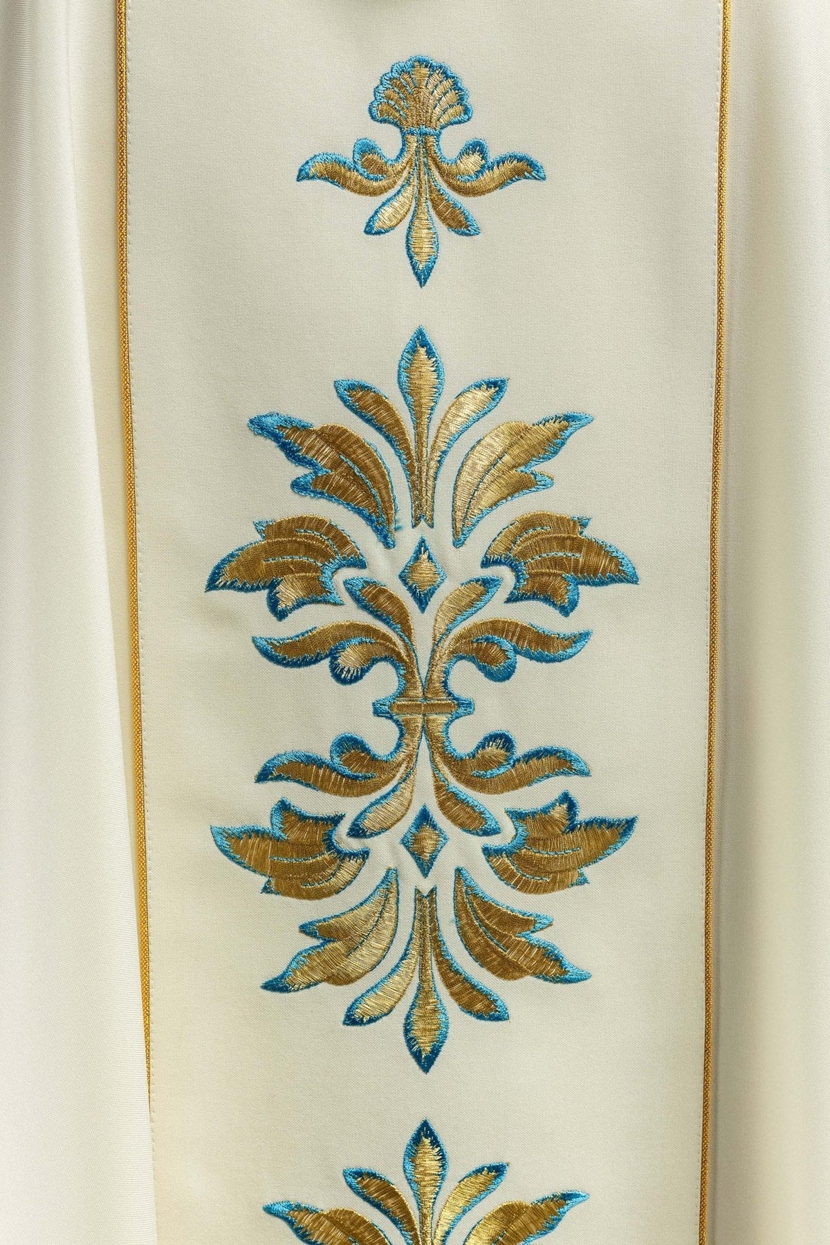 Ornat Maryjny Ecru ze Złotym Haftem i Stułą - Szaty Liturgiczne - SZATYLITURGICZNE.PL