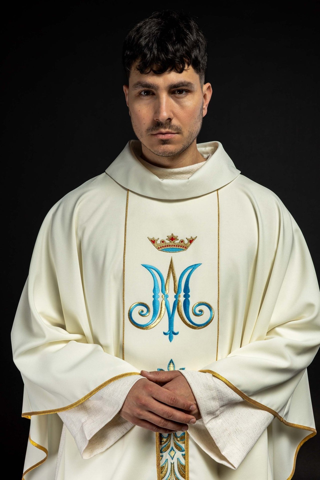 Ornat Maryjny Ecru ze Złotym Haftem i Stułą - Szaty Liturgiczne - SZATYLITURGICZNE.PL