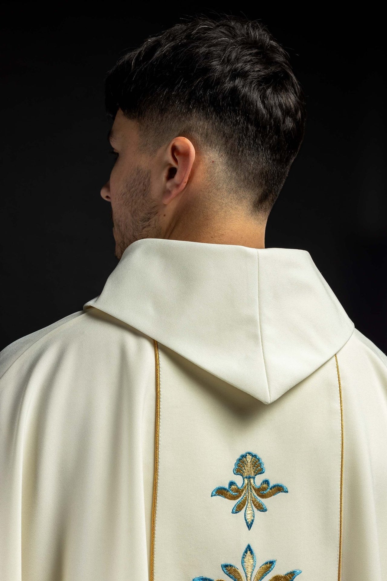 Ornat Maryjny Ecru ze Złotym Haftem i Stułą - Szaty Liturgiczne - SZATYLITURGICZNE.PL