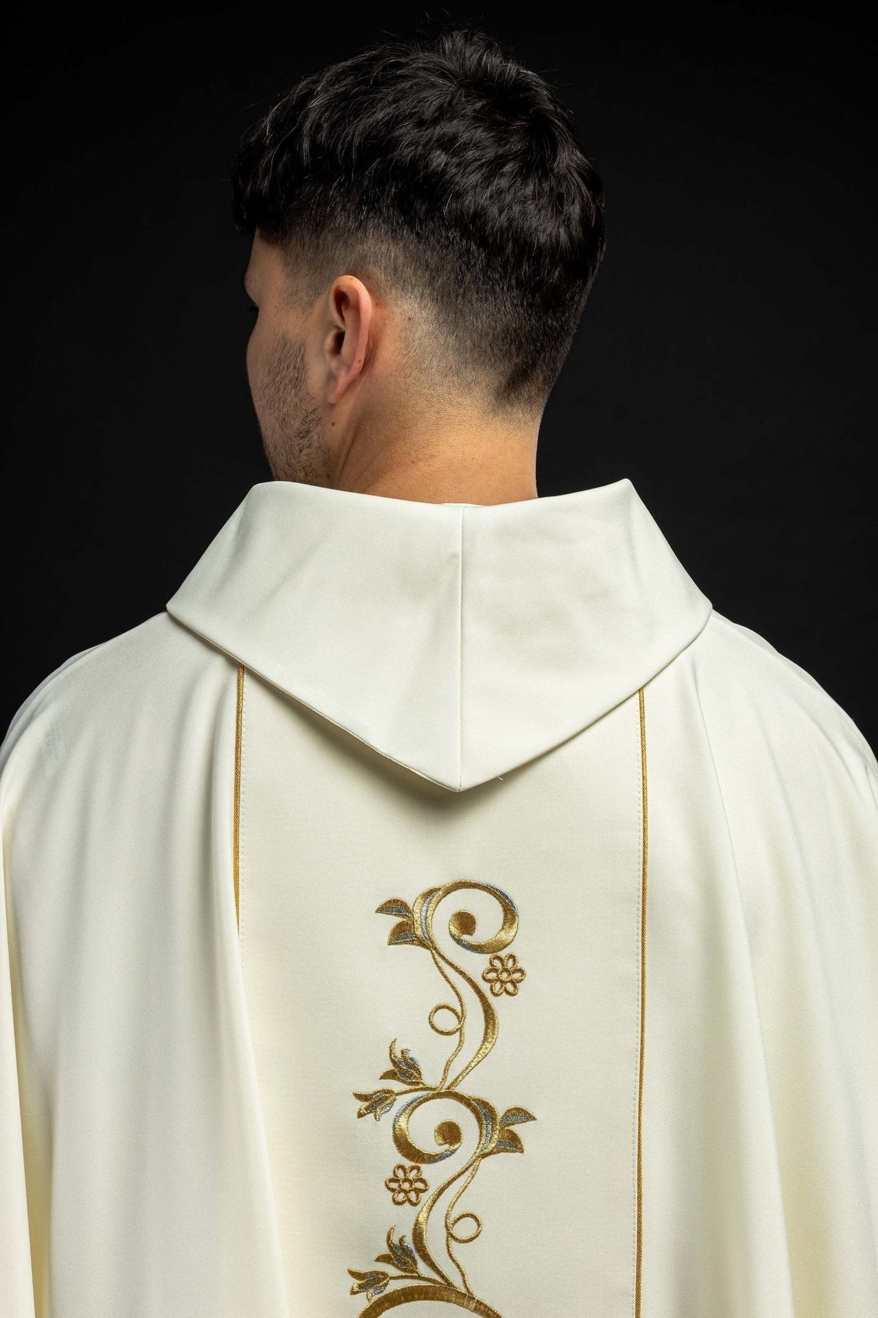 Ornat Maryjny Ecru ze Złotym Haftem - Szaty Liturgiczne - SZATYLITURGICZNE.PL