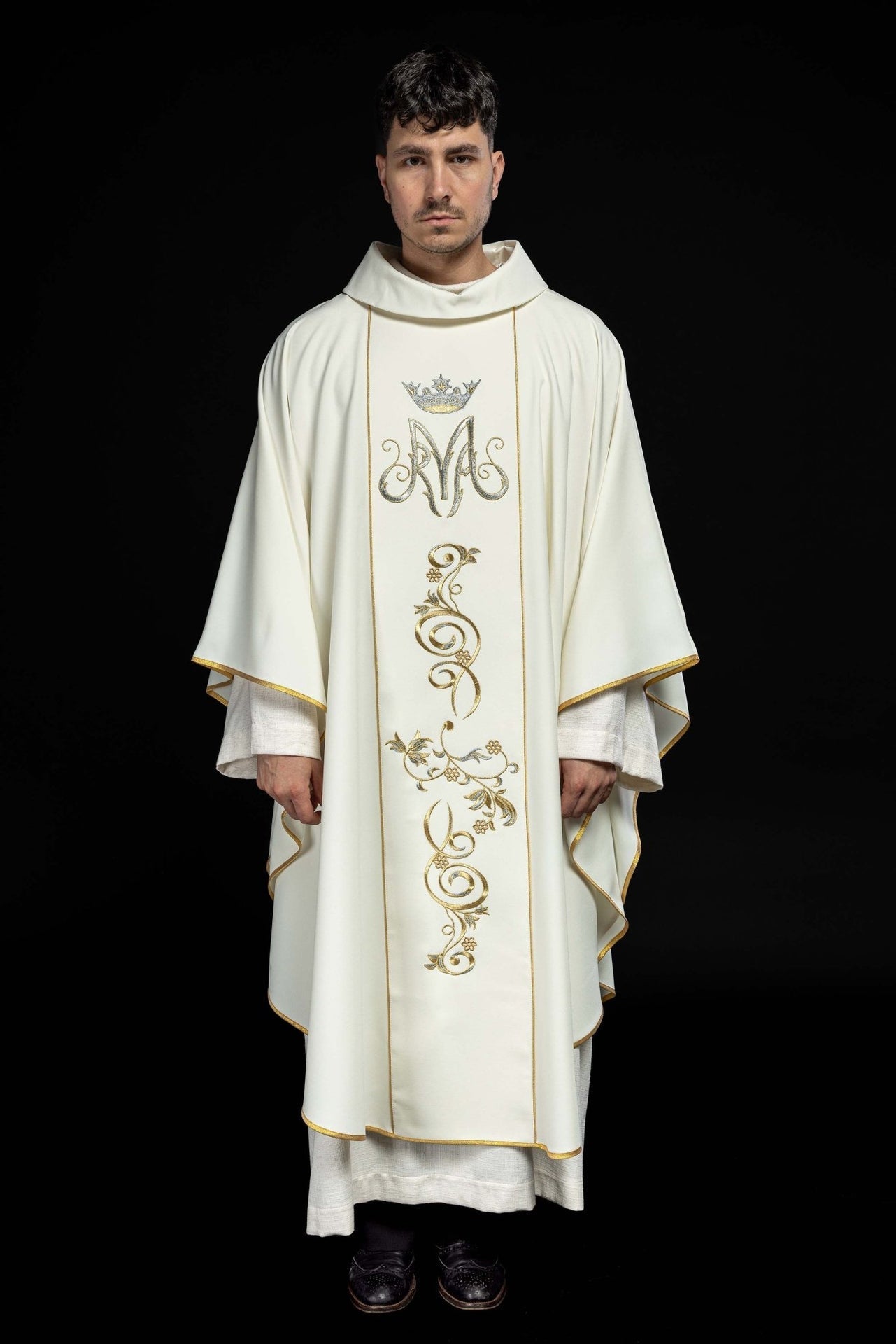 Ornat Maryjny Ecru ze Złotym Haftem - Szaty Liturgiczne - SZATYLITURGICZNE.PL