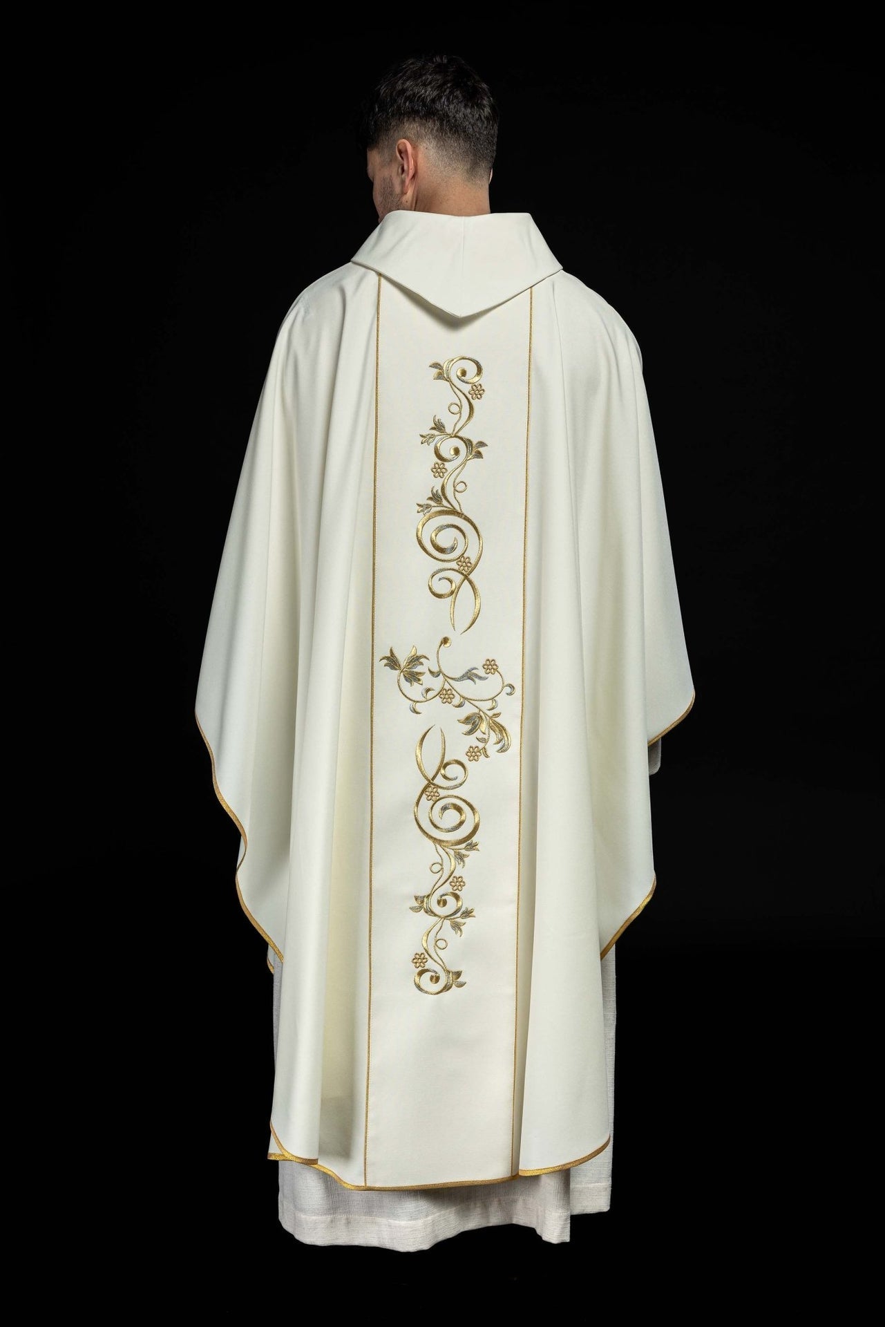 Ornat Maryjny Ecru ze Złotym Haftem - Szaty Liturgiczne - SZATYLITURGICZNE.PL