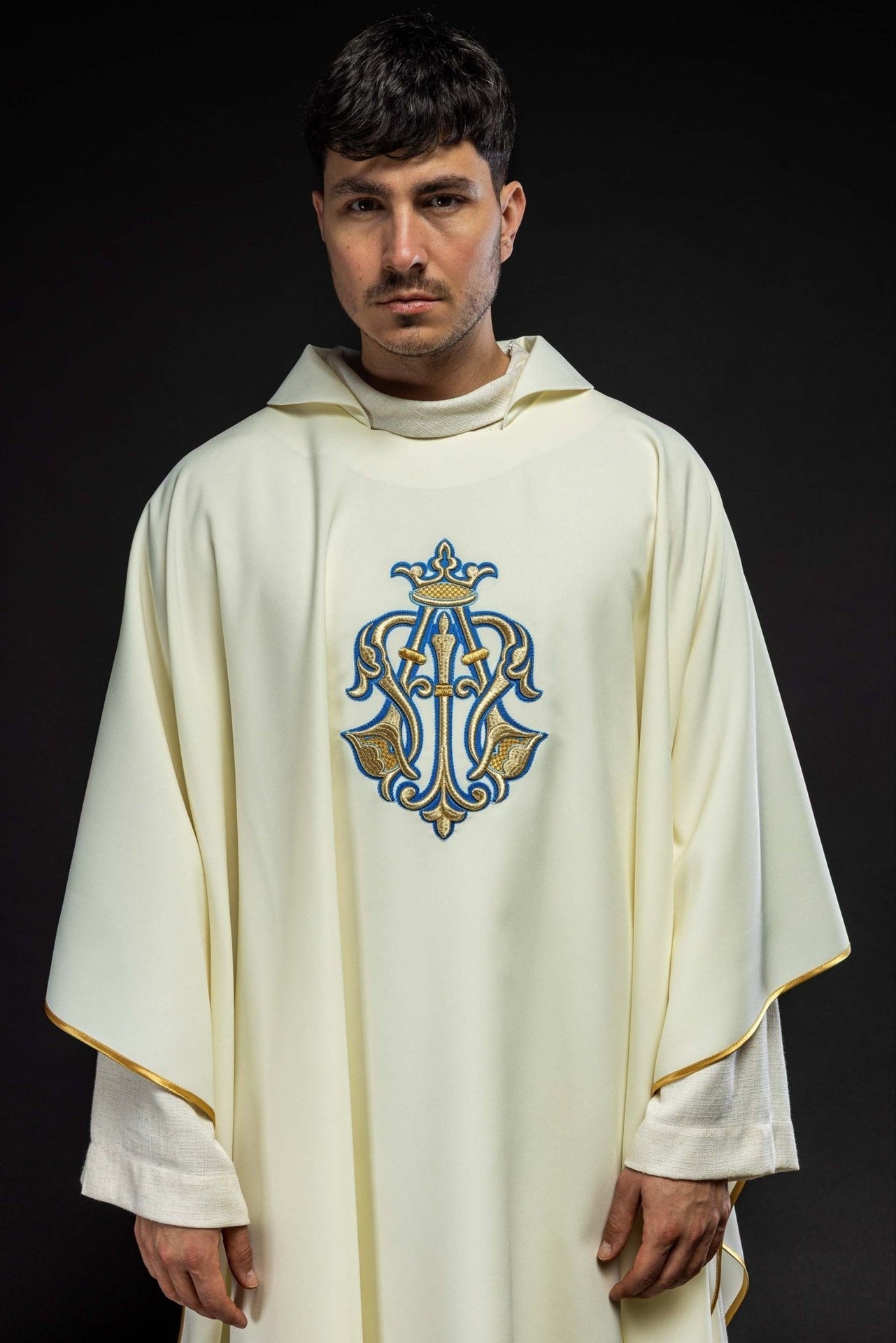 Ornat Maryjny Haftowany Złotą Nicią - Szeroki Kołnierz Ecru - SZATYLITURGICZNE.PL
