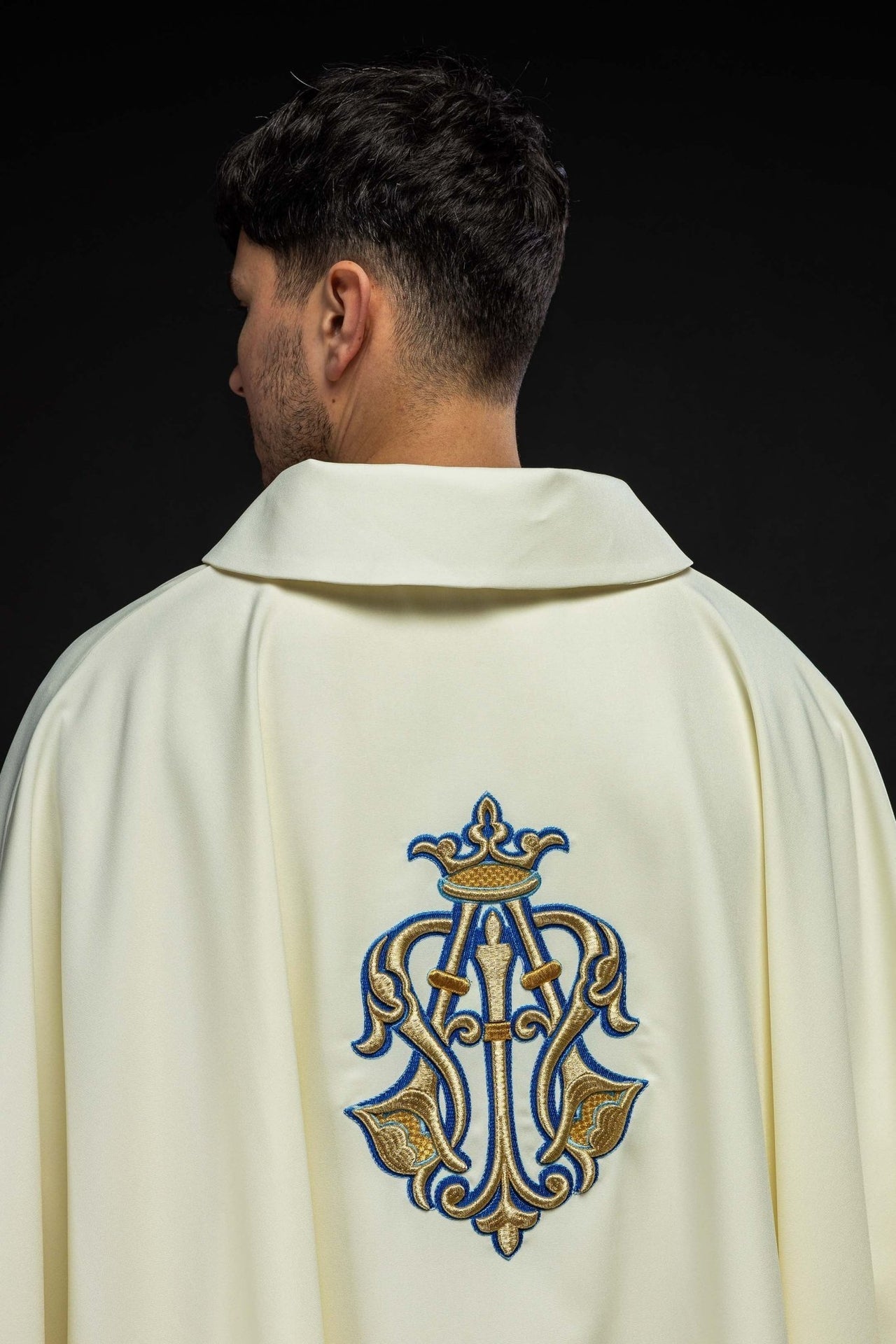 Ornat Maryjny Haftowany Złotą Nicią - Szeroki Kołnierz Ecru - SZATYLITURGICZNE.PL