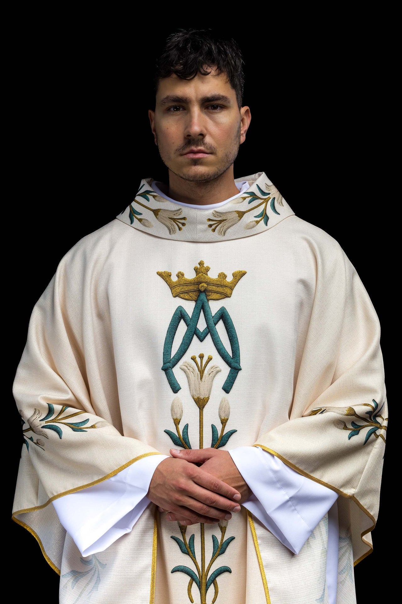 Ornat Maryjny Kremowy Lilie Monogram AM - Druk Gotycki - SZATYLITURGICZNE.PL