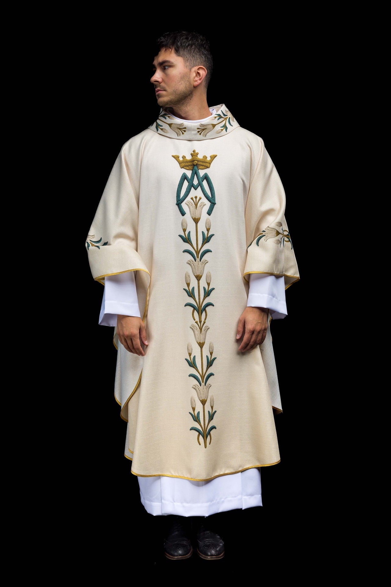Ornat Maryjny Kremowy Lilie Monogram AM - Druk Gotycki - SZATYLITURGICZNE.PL