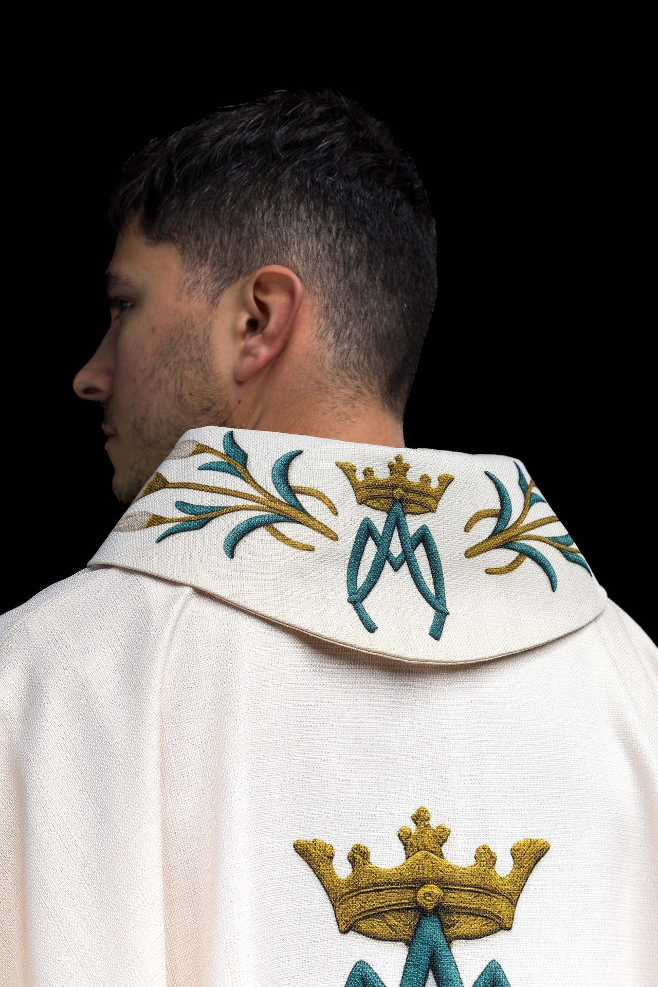 Ornat Maryjny Kremowy Lilie Monogram AM - Druk Gotycki - SZATYLITURGICZNE.PL