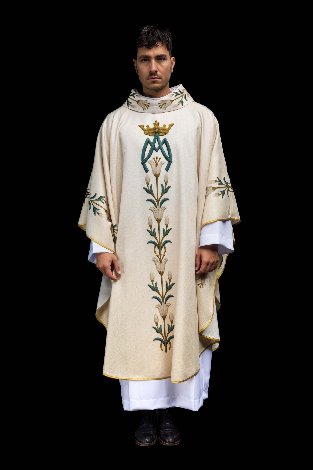 Ornat Maryjny Kremowy Lilie Monogram AM - Druk Gotycki - SZATYLITURGICZNE.PL