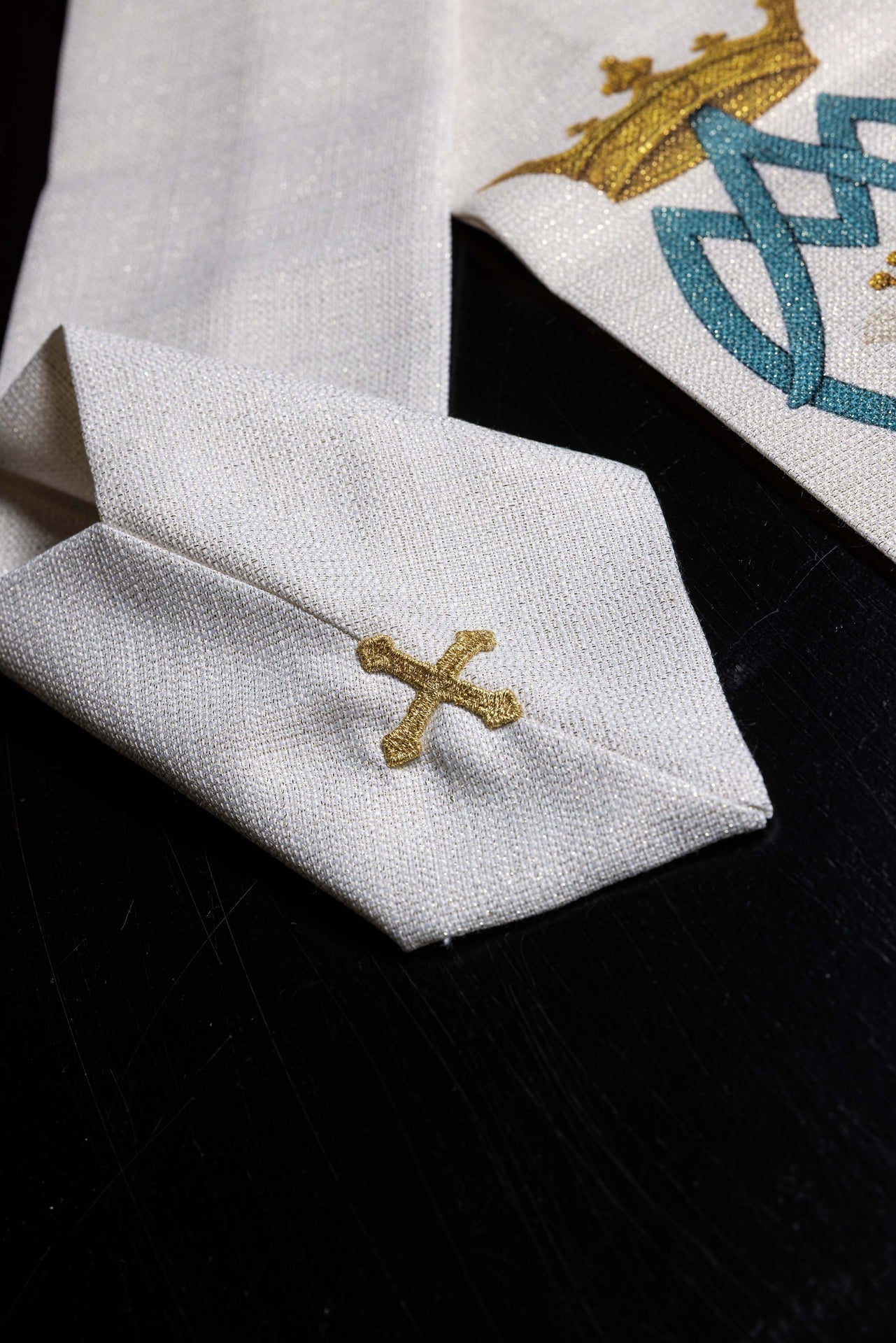 Ornat Maryjny Kremowy Lilie Monogram AM - Druk Gotycki - SZATYLITURGICZNE.PL
