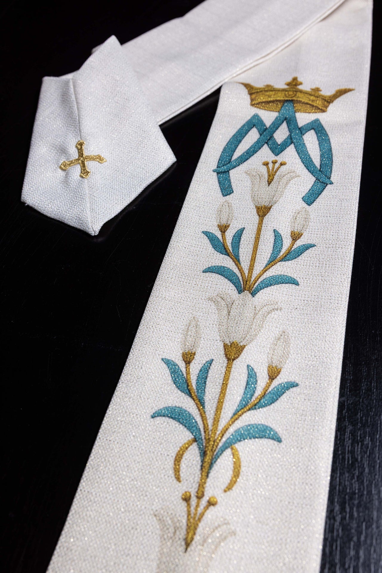 Ornat Maryjny Kremowy Lilie Monogram AM - Druk Gotycki - SZATYLITURGICZNE.PL