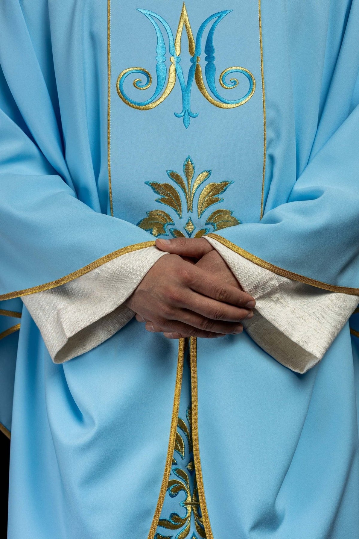 Ornat Maryjny Niebieski Haftowany - Szaty Liturgiczne z Symbolem Maryjnym - SZATYLITURGICZNE.PL